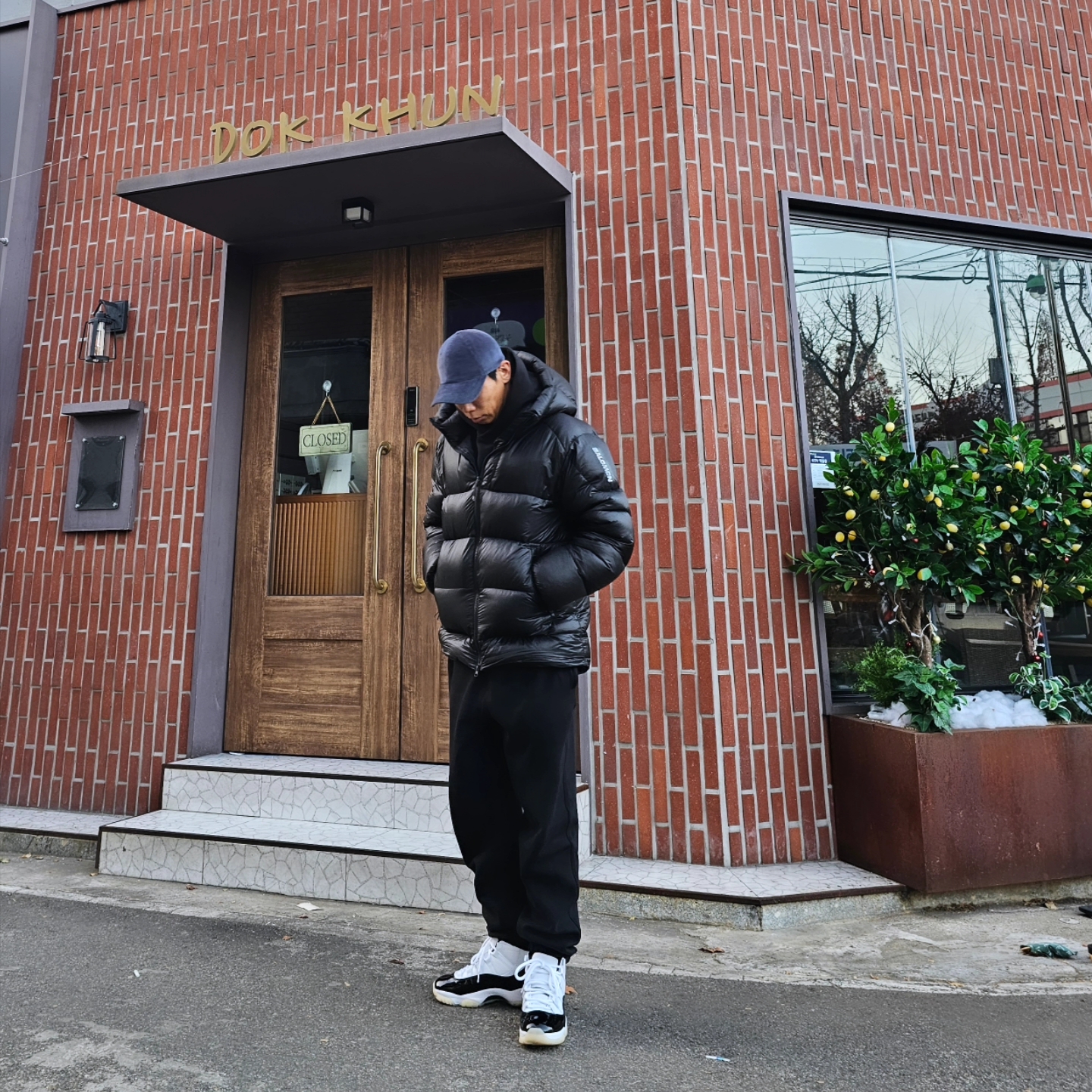 Jordan 11 Retro Gratitude, Salomon Optimal Down Jacket Black 착용 스타일 - 1
