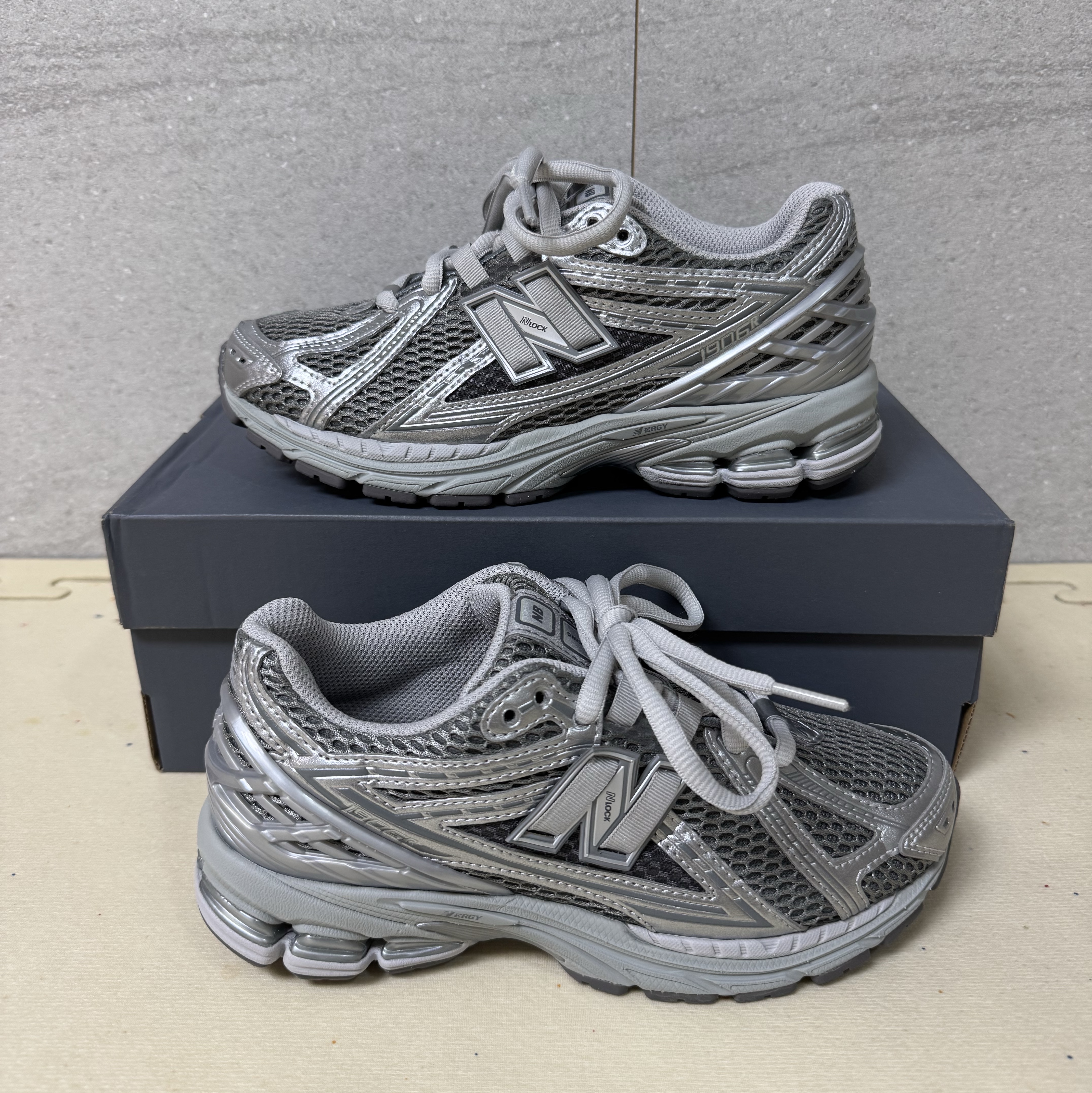 New Balance 1906R Harbor Grey Silver Metalic 착용 스타일 - 1