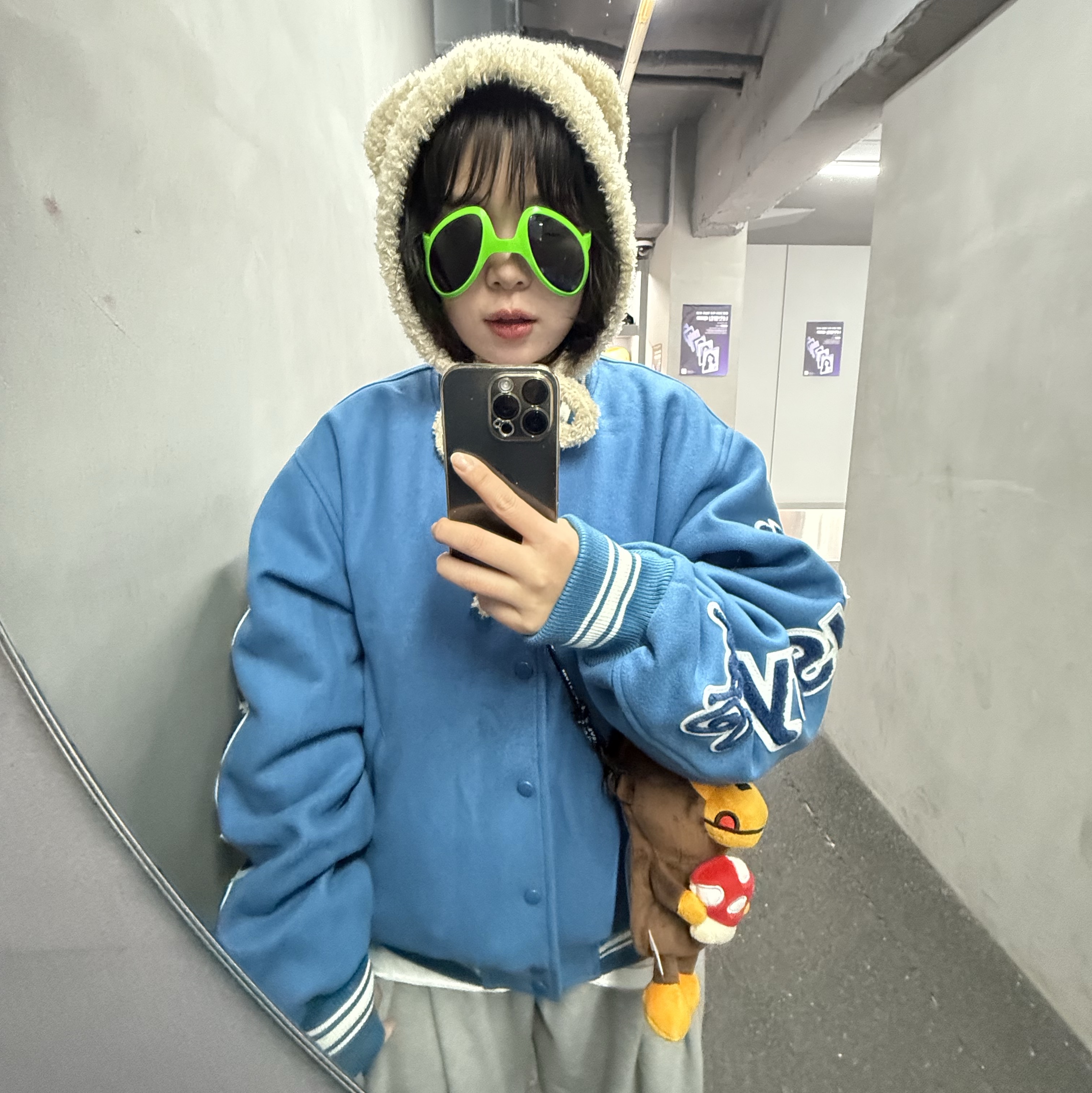 Stussy Competition Varsity Jacket Blue, BAPE Baby Milo Plush Mobile Bag Brown 착용 스타일 - 2