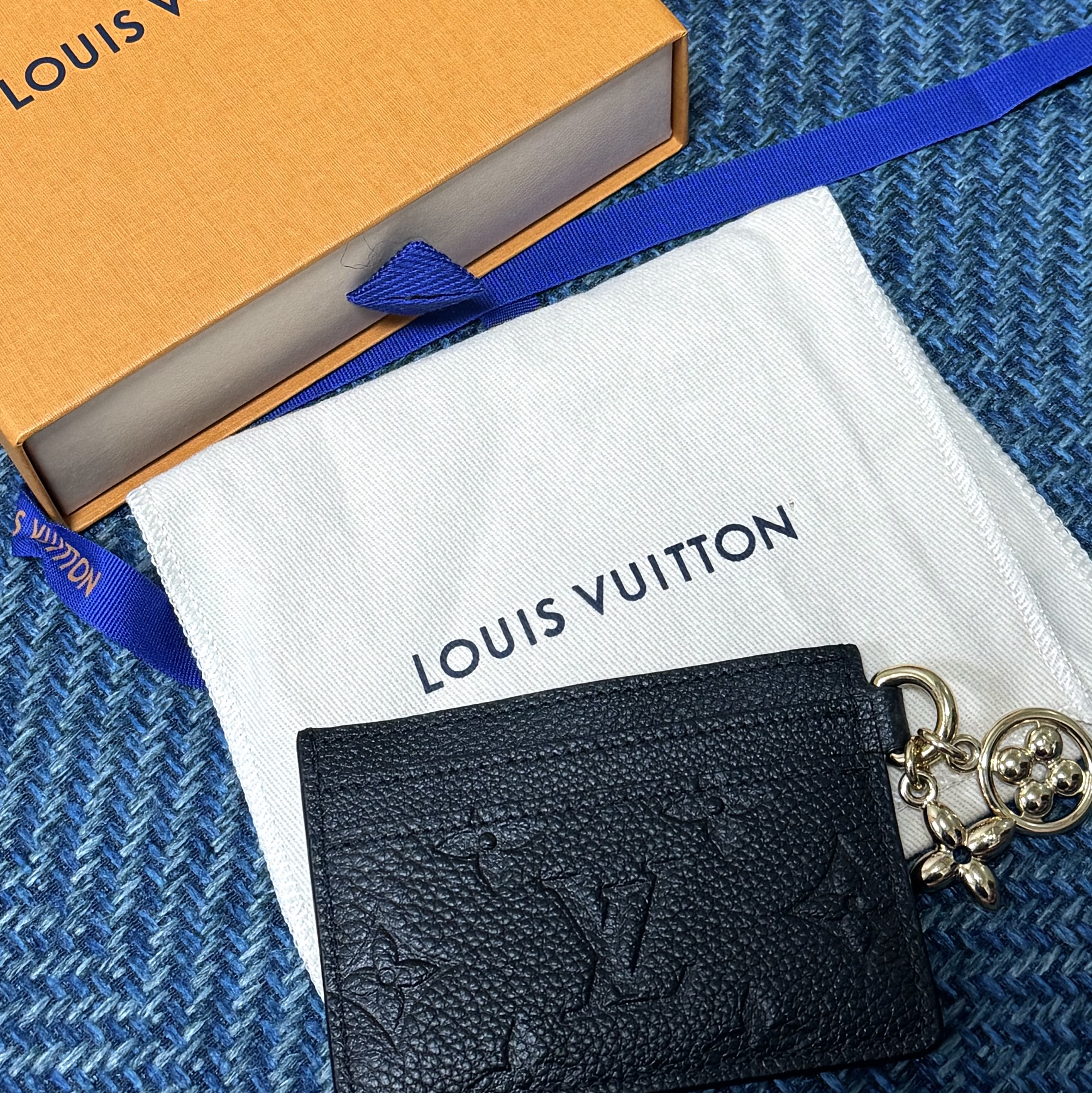 Louis Vuitton LV Charm Card Holder Monogram Empreinte Black 착용 스타일