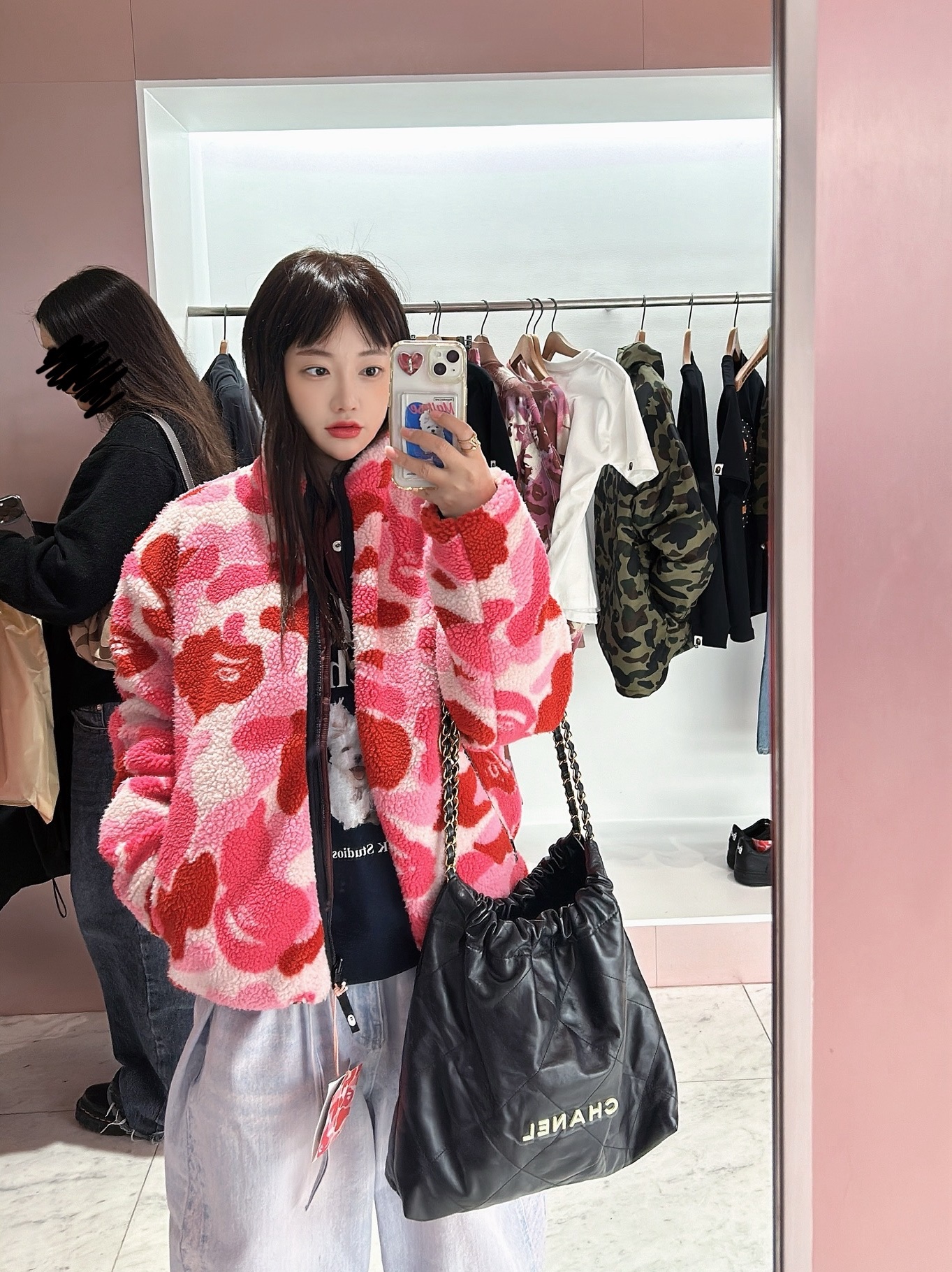 BAPE ABC Camo Boa Ripstop Reversible Jacket Pink, Chanel 22 Medium Handbag Shiny Calfskin & Gold Black 착용 스타일 - 1