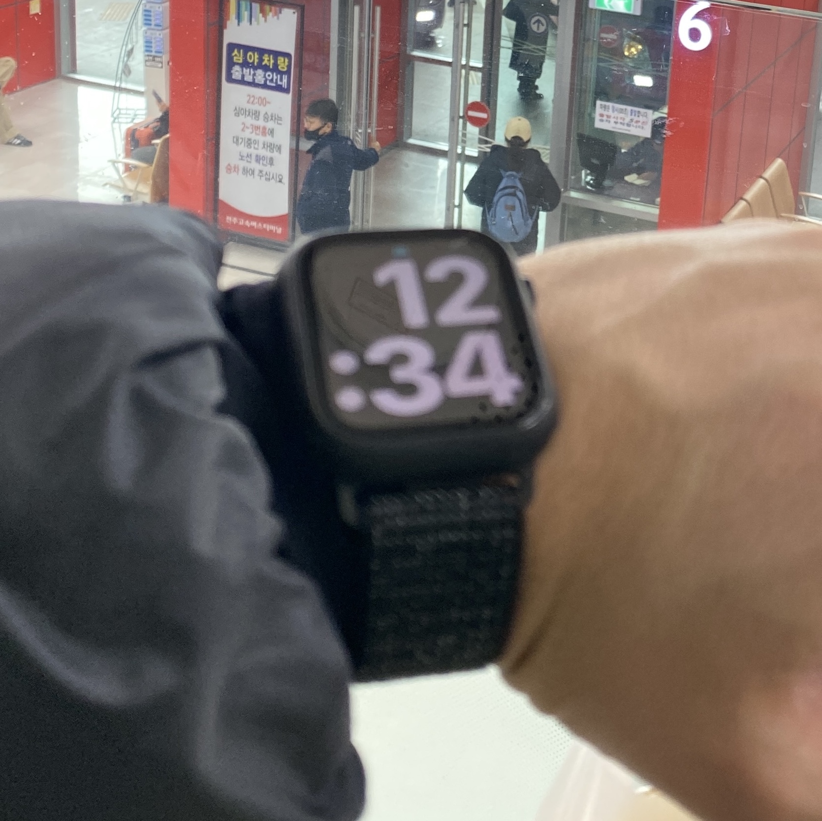 Apple Watch SE 2nd 44mm GPS Midnight Aluminium Case with Sport Band M/L Midnight (Korean Ver.) 착용 스타일