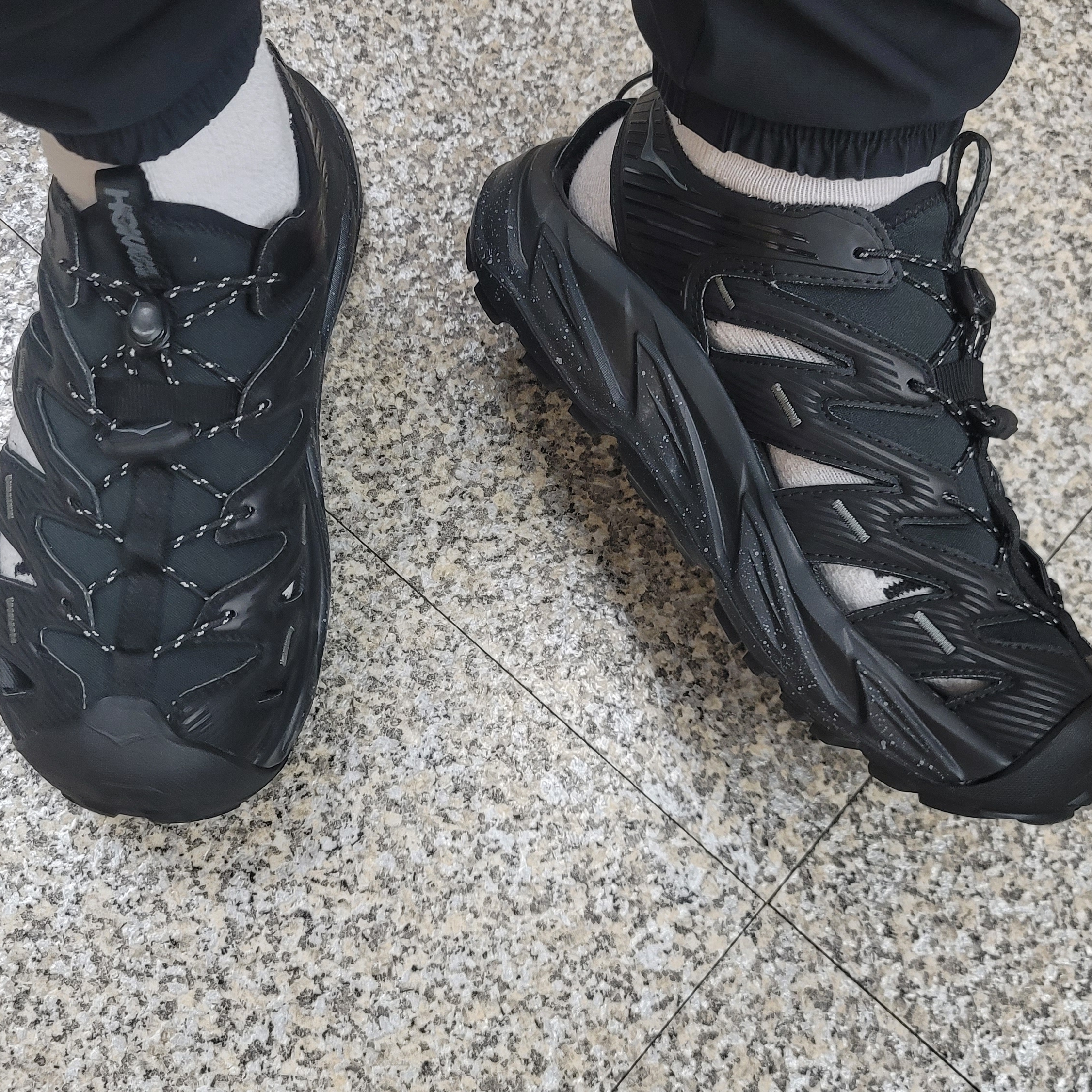 Hoka Hopara Black Castle Rock 착용 스타일 - 1