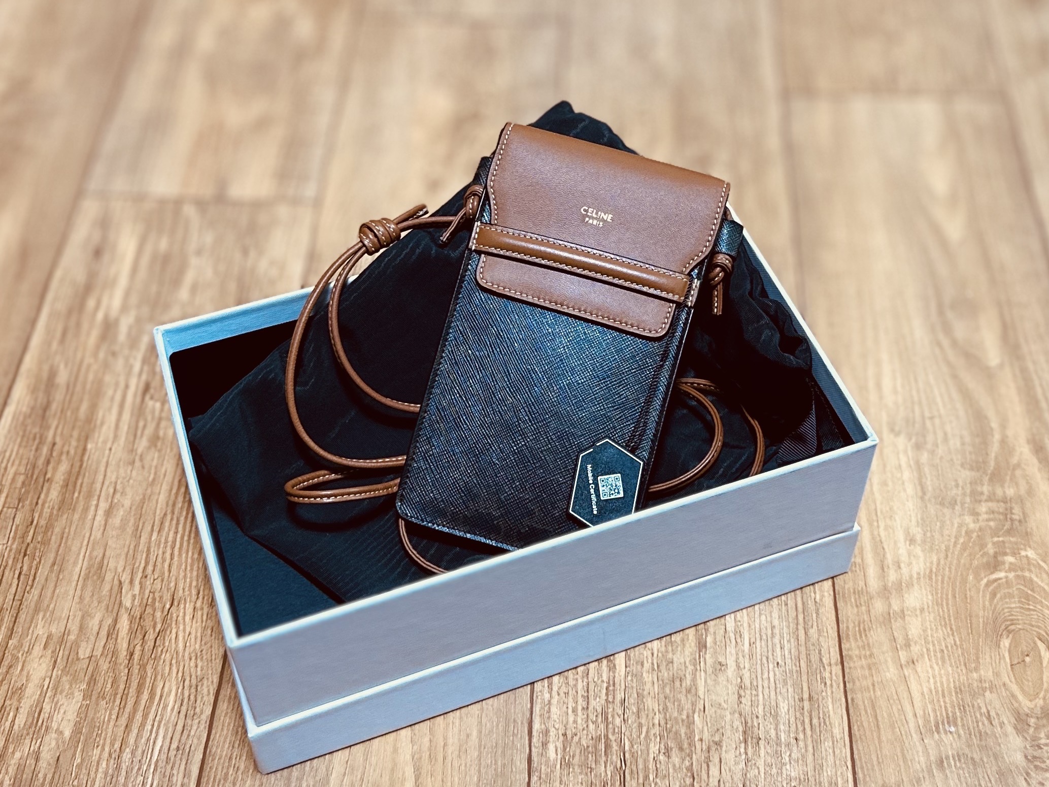 Celine Phone Pouch with Flap in Triomphe Canvas and Lambskin Tan 착용 스타일