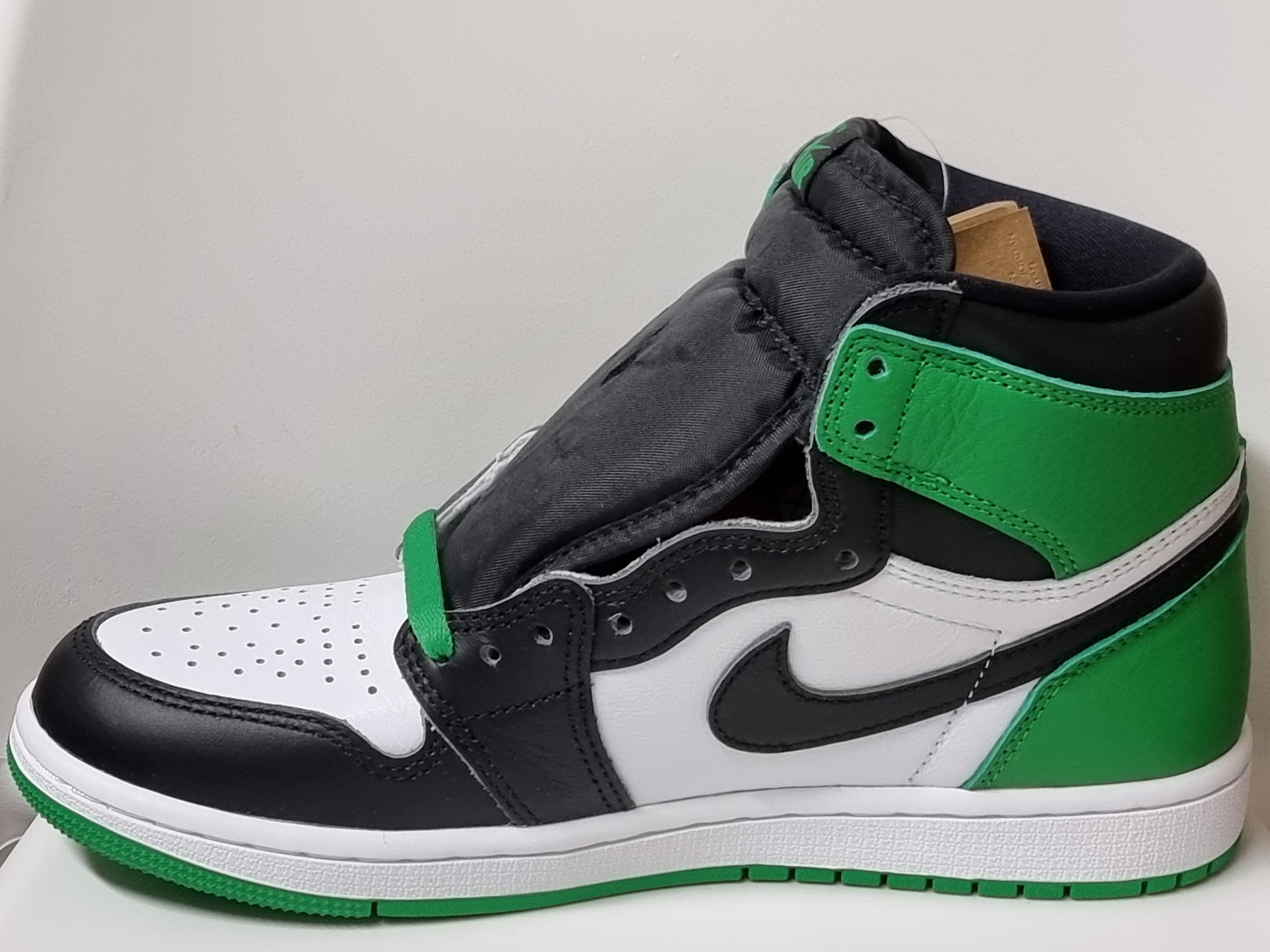 Jordan 1 Retro High OG Black and Lucky Green 착용 스타일 - 2