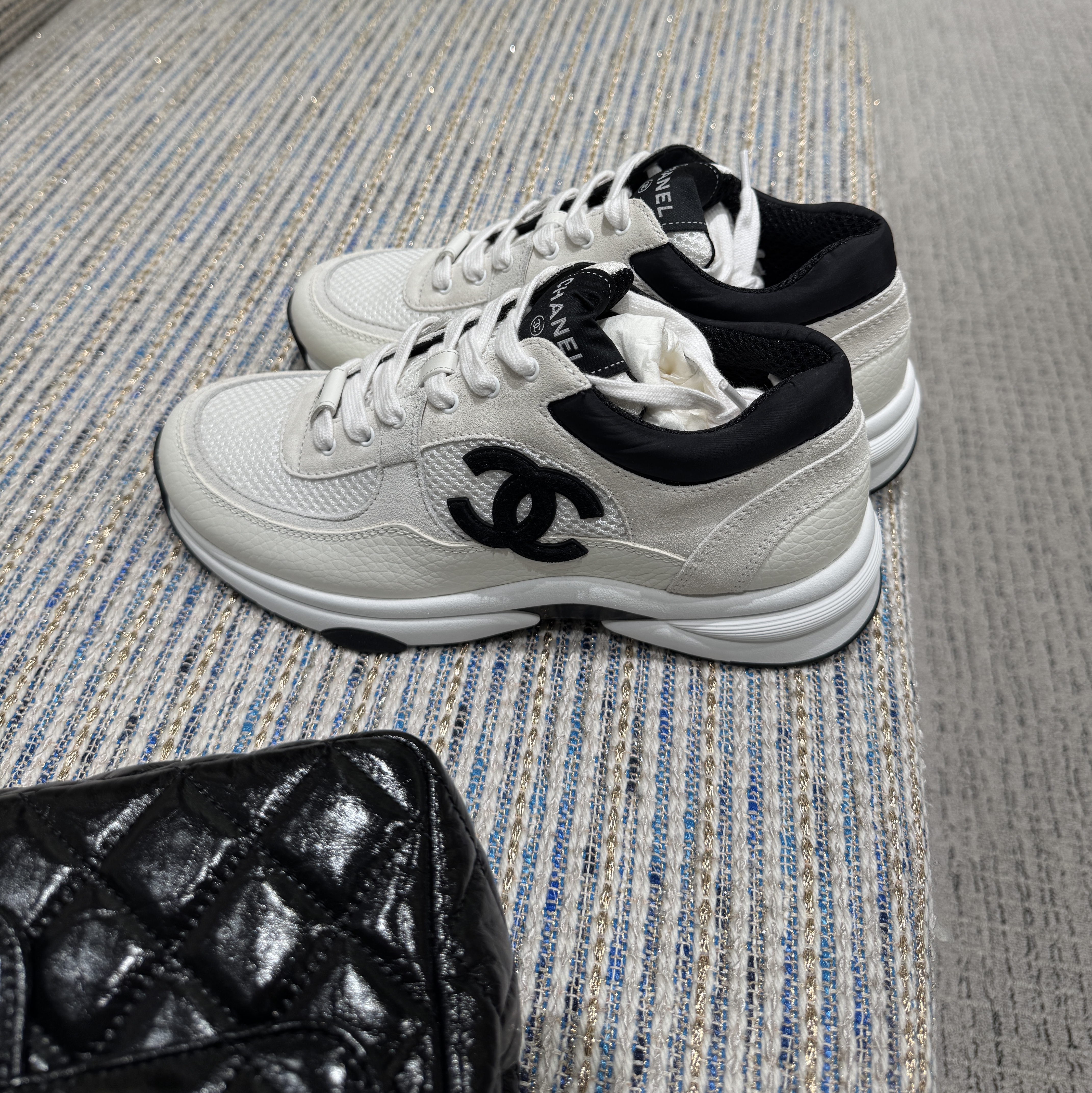 (W) Chanel Sneakers Mesh Suede Calfskin & White Black 착용 스타일 - 3