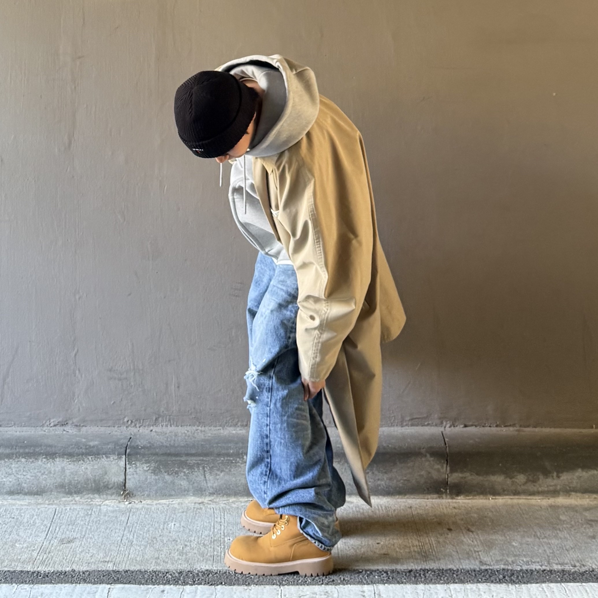 STU Dolman Coat Beige, Nonnod Scuba Zip Hoodie Grey 착용 스타일 - 4