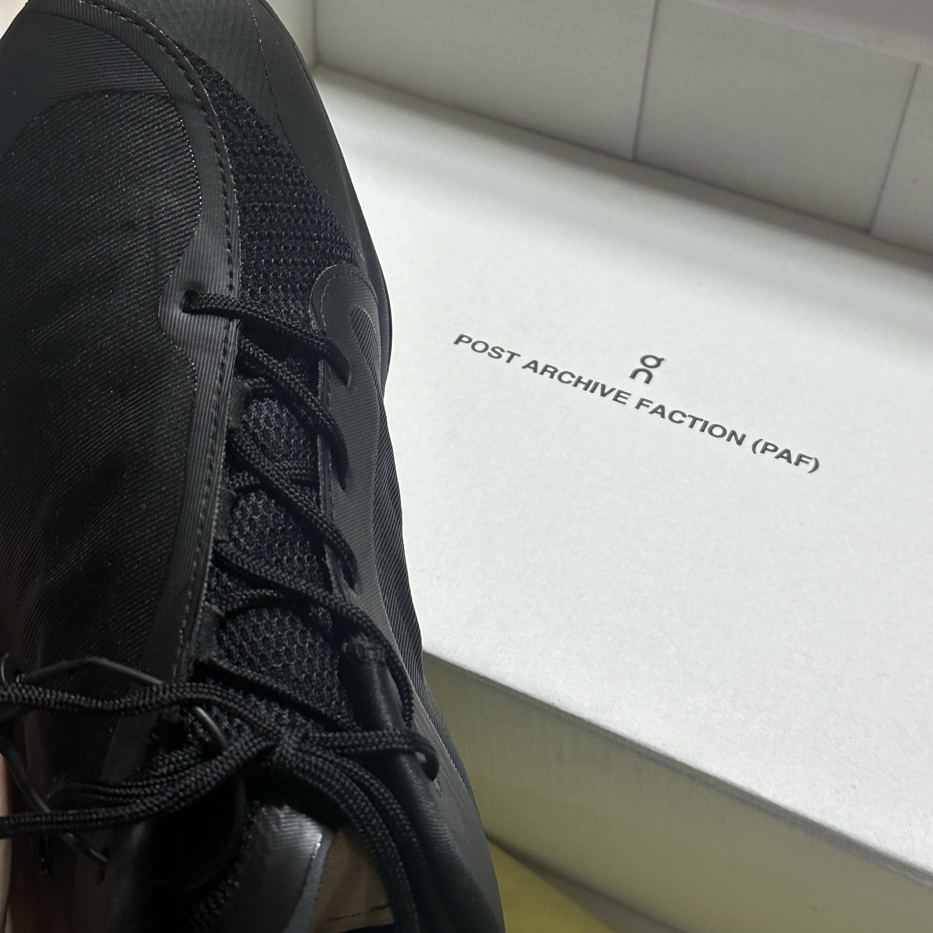 (W) On Running x Post Archive Faction (Paf) Cloudventure Peak All Black 착용 스타일