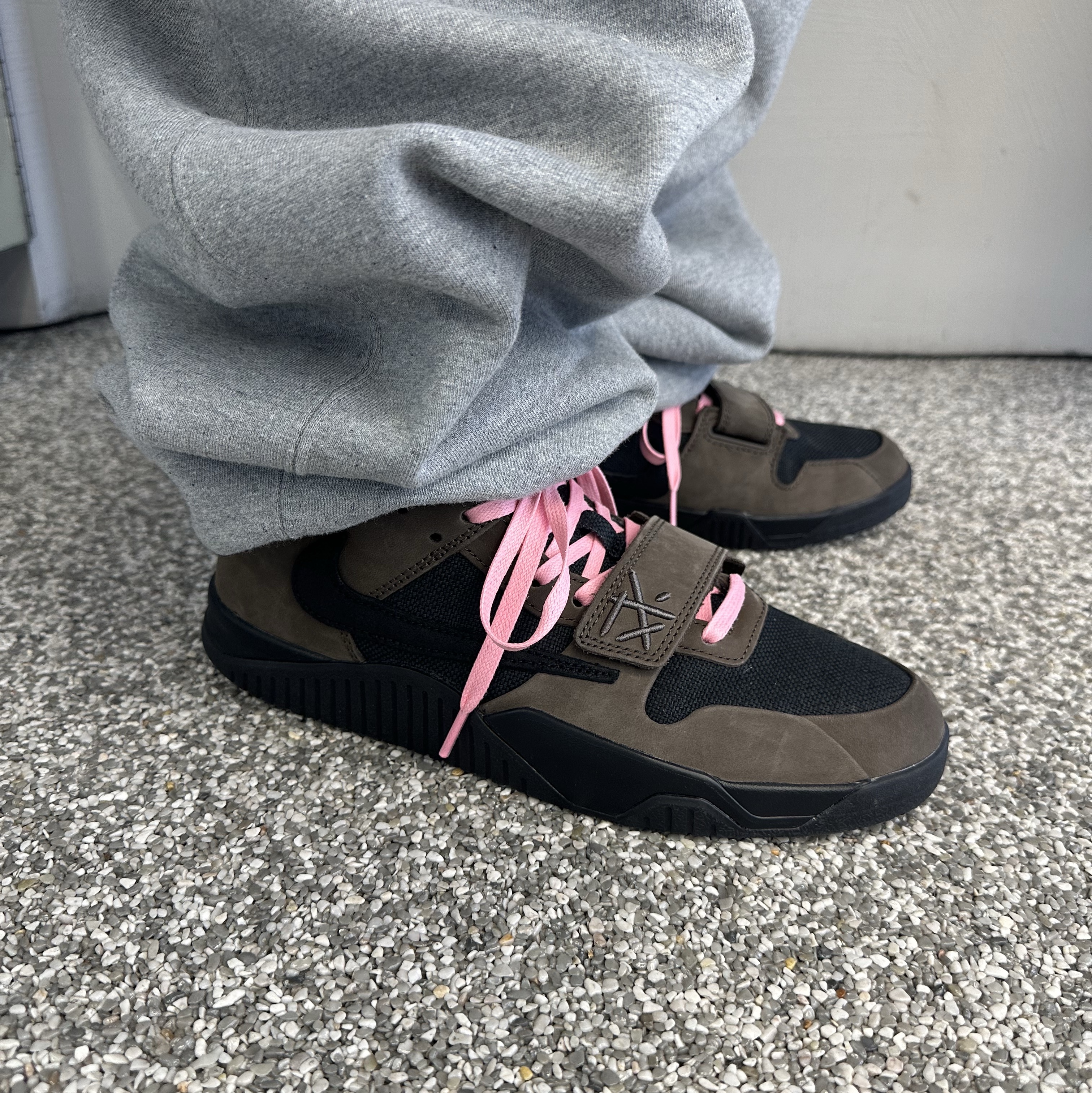 Jordan x Travis Scott Jumpman Jack TR Black and Dark Mocha 착용 스타일 - 1