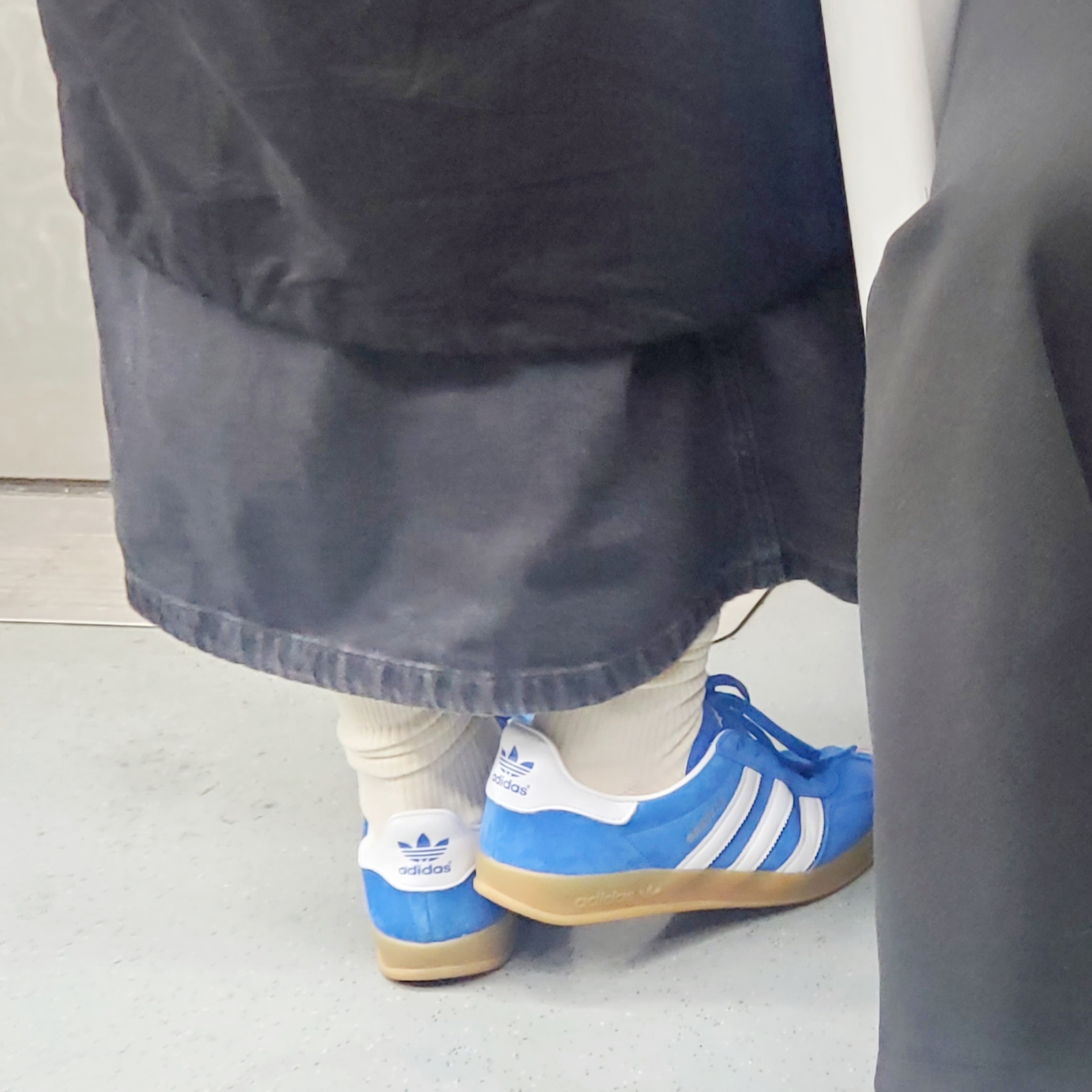 Adidas Gazelle Indoor Blue Bird 착용 스타일