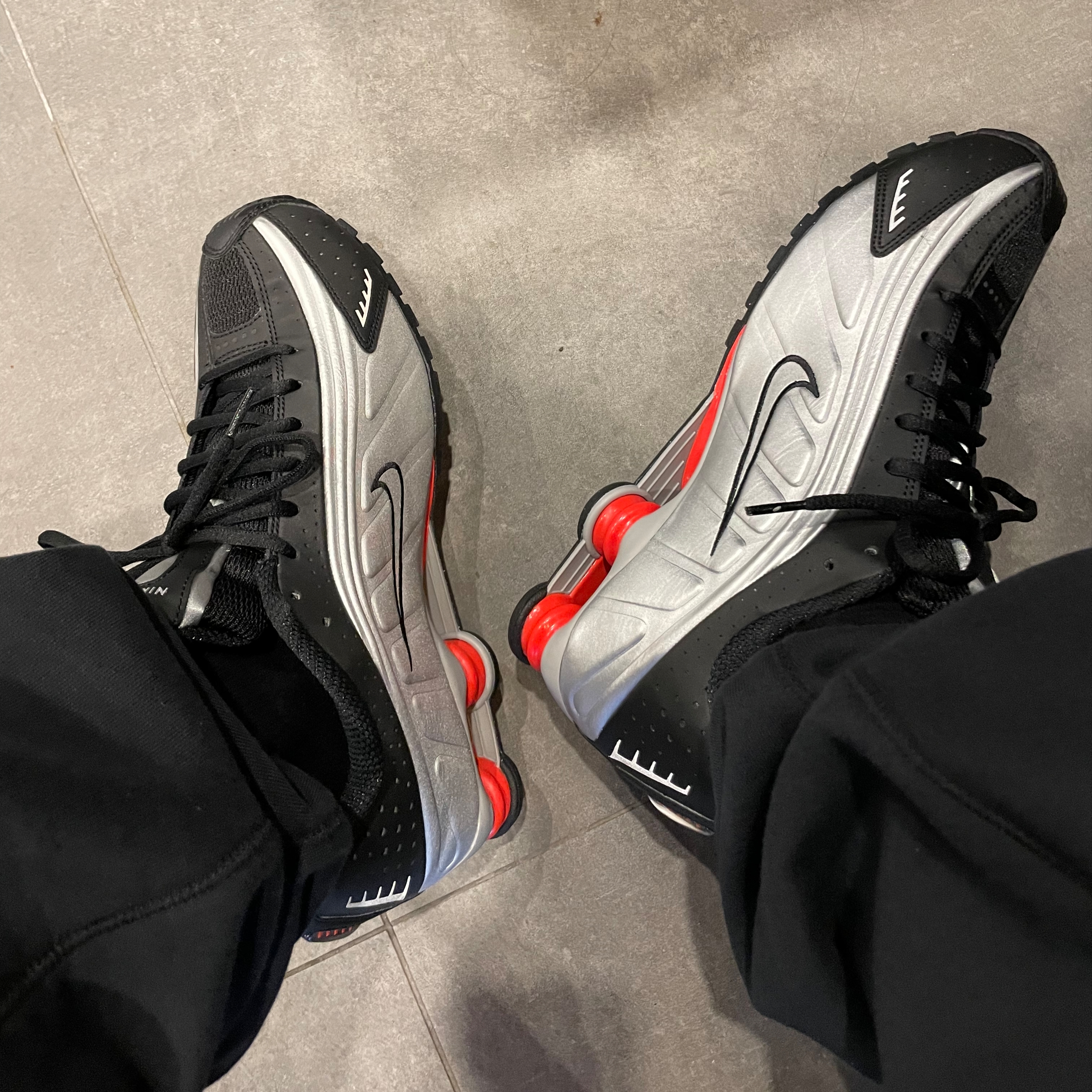 Nike Shox R4 Black and Metallic Silver 착용 스타일 - 1
