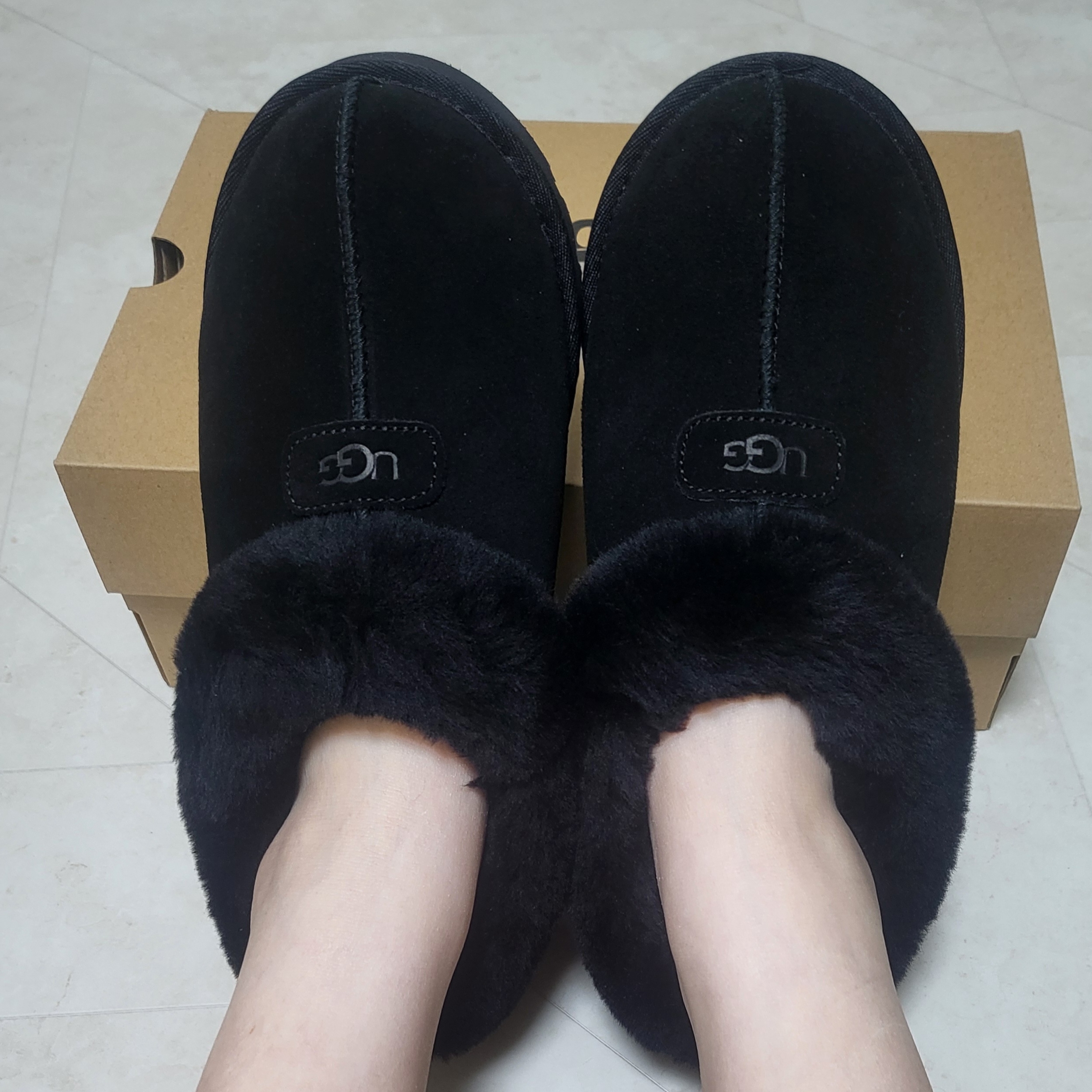 (W) UGG Tazzette Slipper Black 착용 스타일