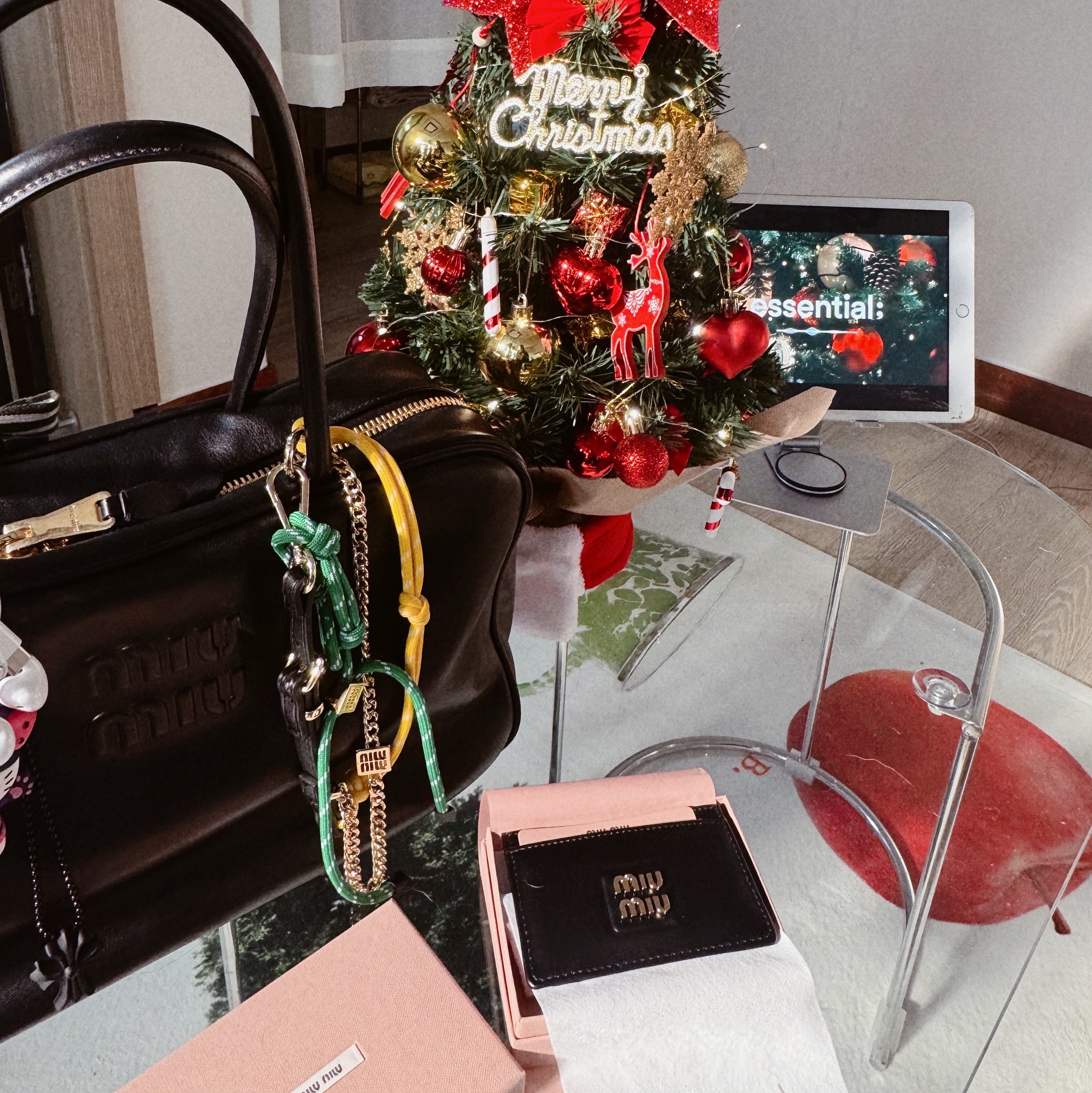 Miu Miu Leather Top Handle Bag Black, Miu Miu Leather Card Holder Black 착용 스타일