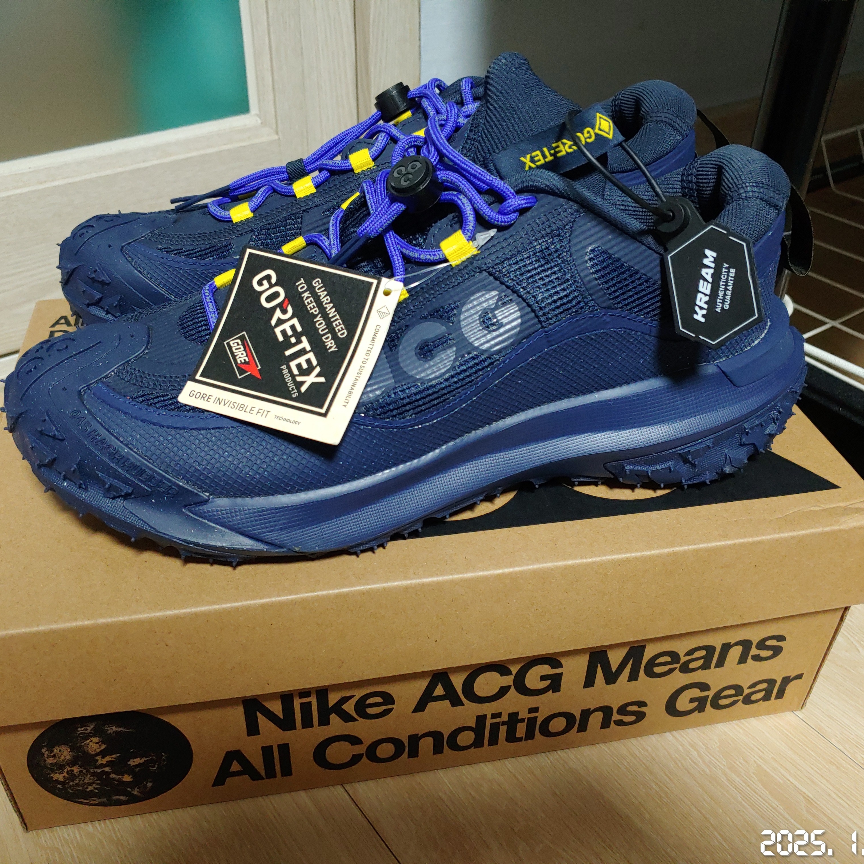 Nike ACG Mountain Fly 2 Low Gore-Tex Dark Obsidian Midnight Navy 착용 스타일 - 1