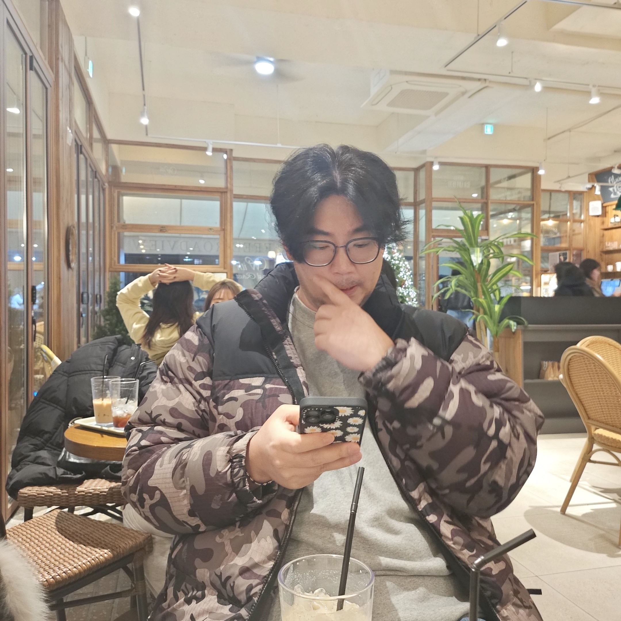 [KREAM 단독] Scudo Ice Blue Sea Star Beads, The North Face 1996 Novelty Nuptse Jacket Khaki 착용 스타일 - 1