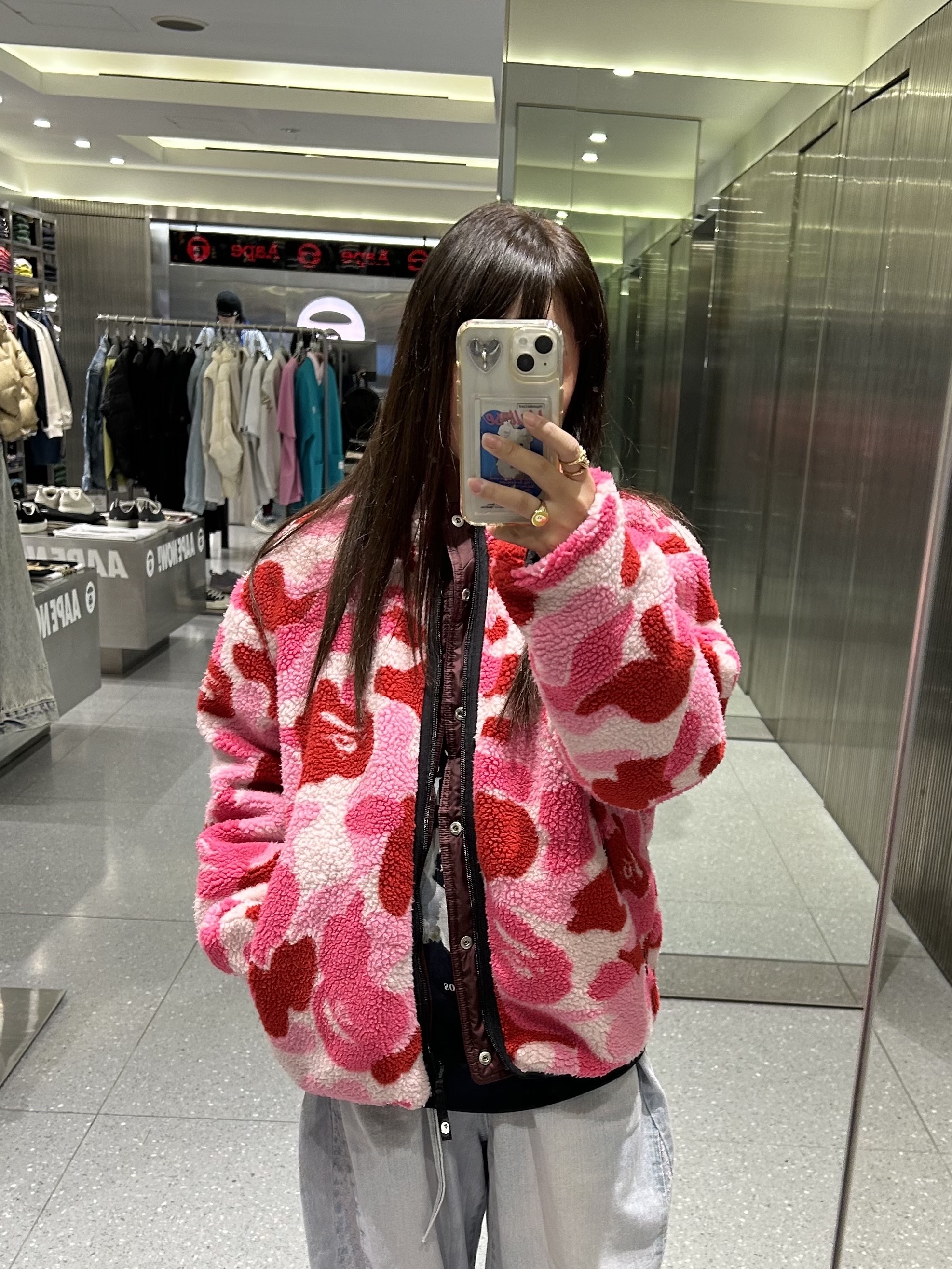 BAPE ABC Camo Boa Ripstop Reversible Jacket Pink, Chanel 22 Medium Handbag Shiny Calfskin & Gold Black 착용 스타일 - 4