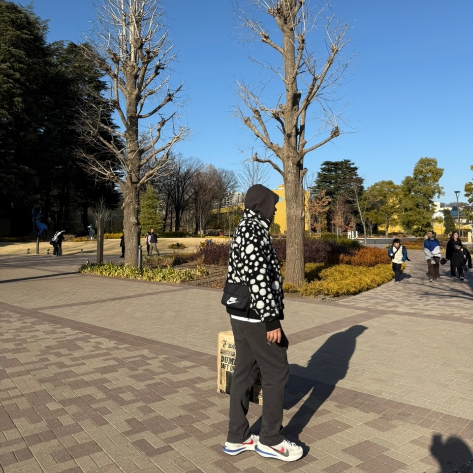 Louis Vuitton x YK Infinity Dots Fleece Blouson Black, Nike x Sacai VaporWaffle Royal Fuchsia 착용 스타일 - 3