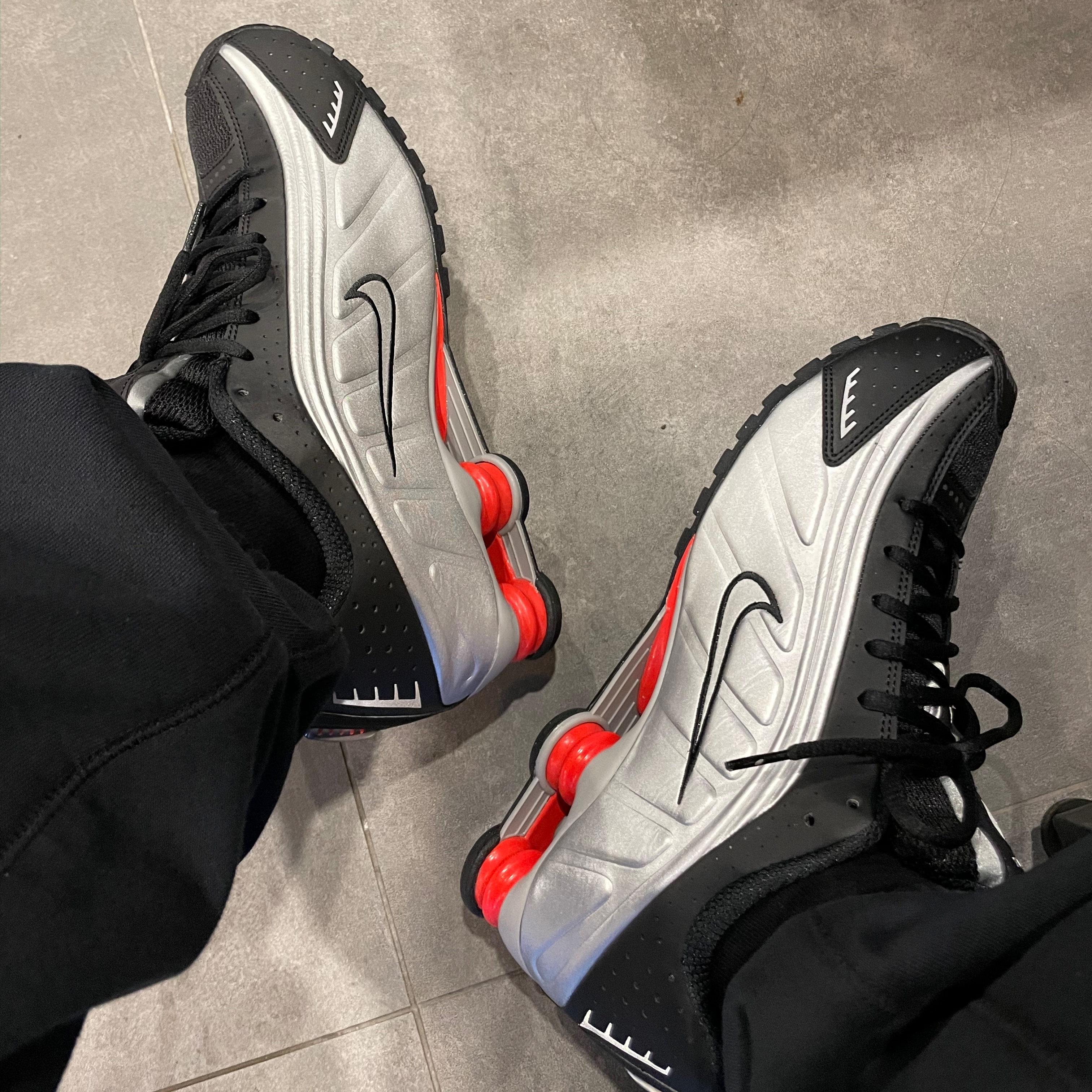 Nike Shox R4 Black and Metallic Silver 착용 스타일 - 2