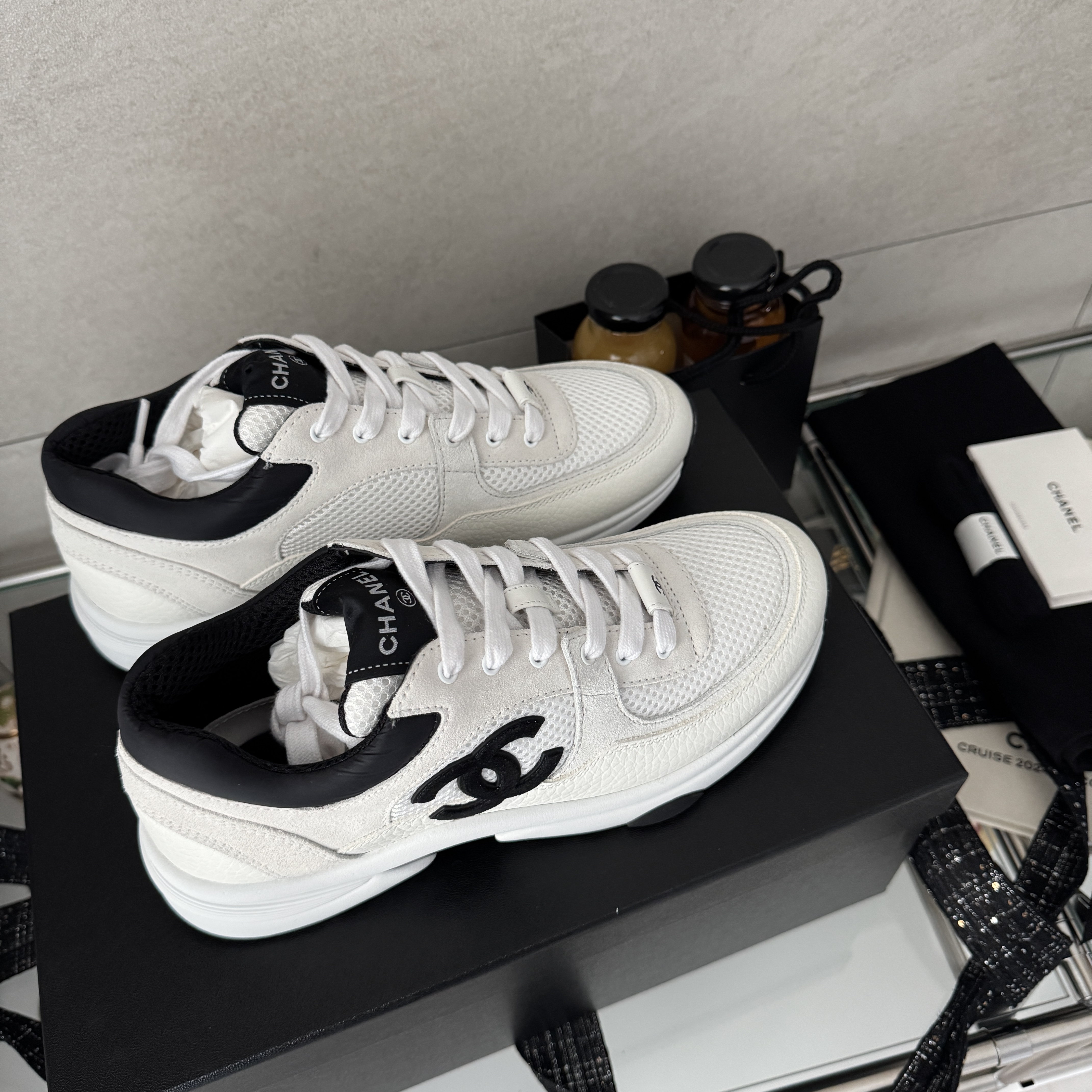 (W) Chanel Sneakers Mesh Suede Calfskin & White Black 착용 스타일 - 1