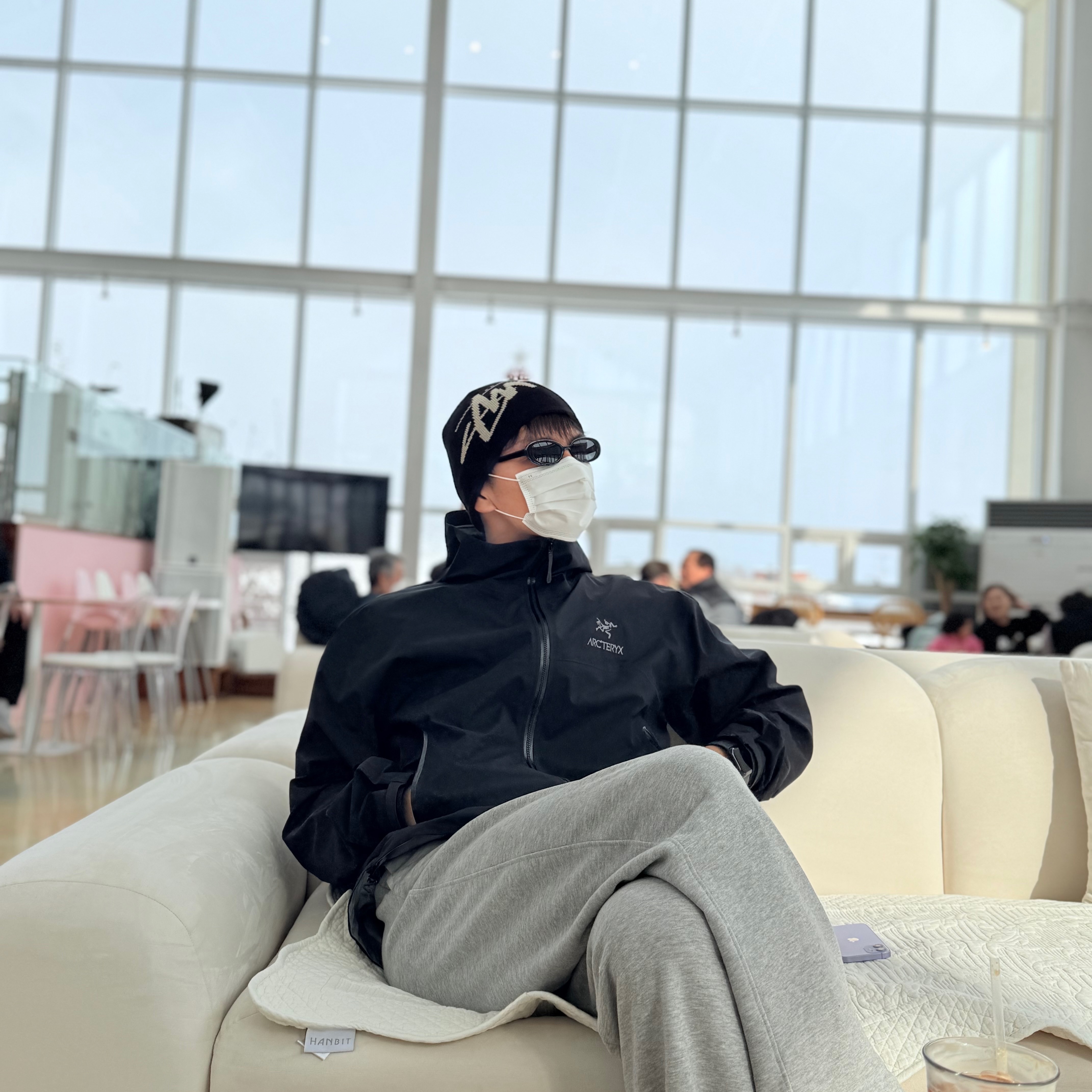 Arc'teryx Beta Jacket Black, Stussy Brushed Out Stock Skullcap Beanie Black 착용 스타일 - 1