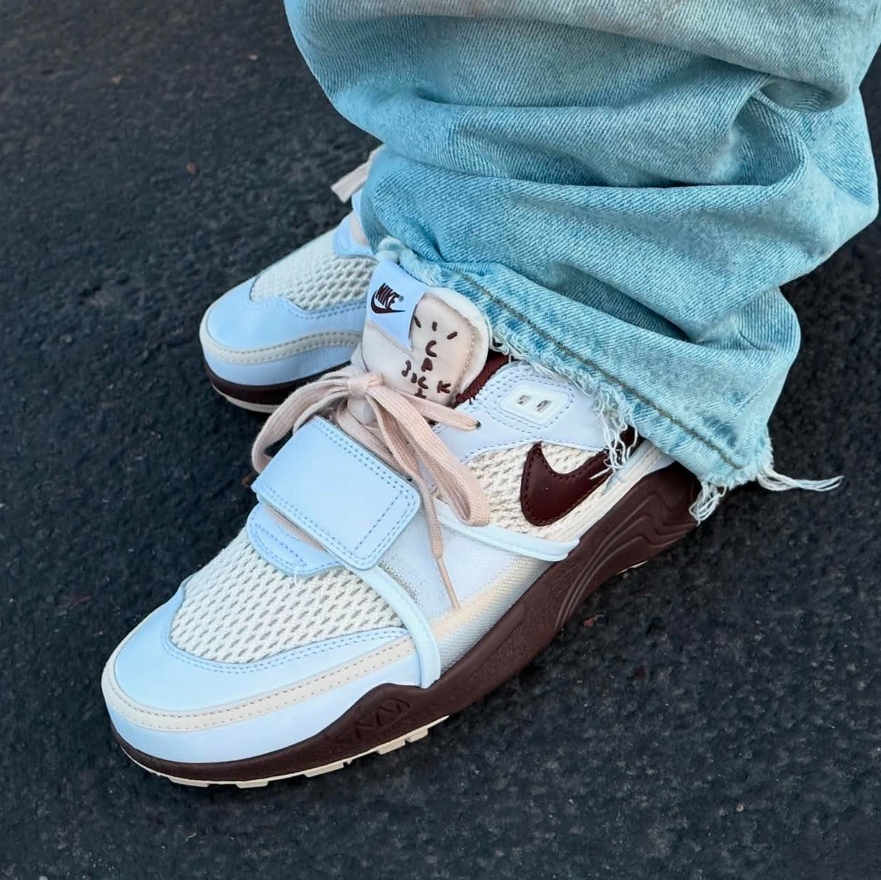 Nike x Travis Scott Zoom Field Jaxx White and Light Chocolate 착용 스타일 - 2