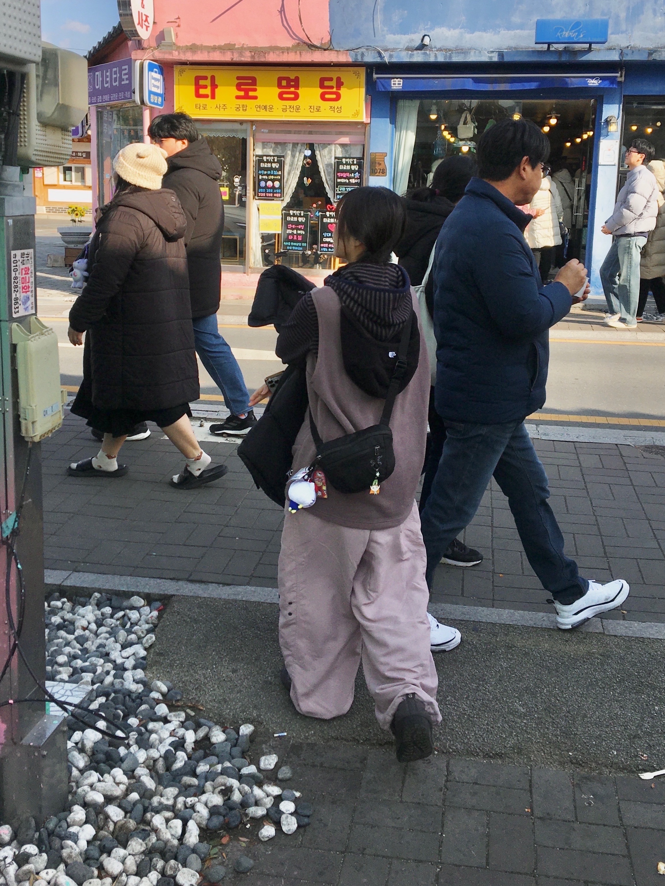 Subu x Coyseio Angel Wing Padding Shoes Charcoal, The North Face Fleece Earmuff Beanie Black 착용 스타일 - 5