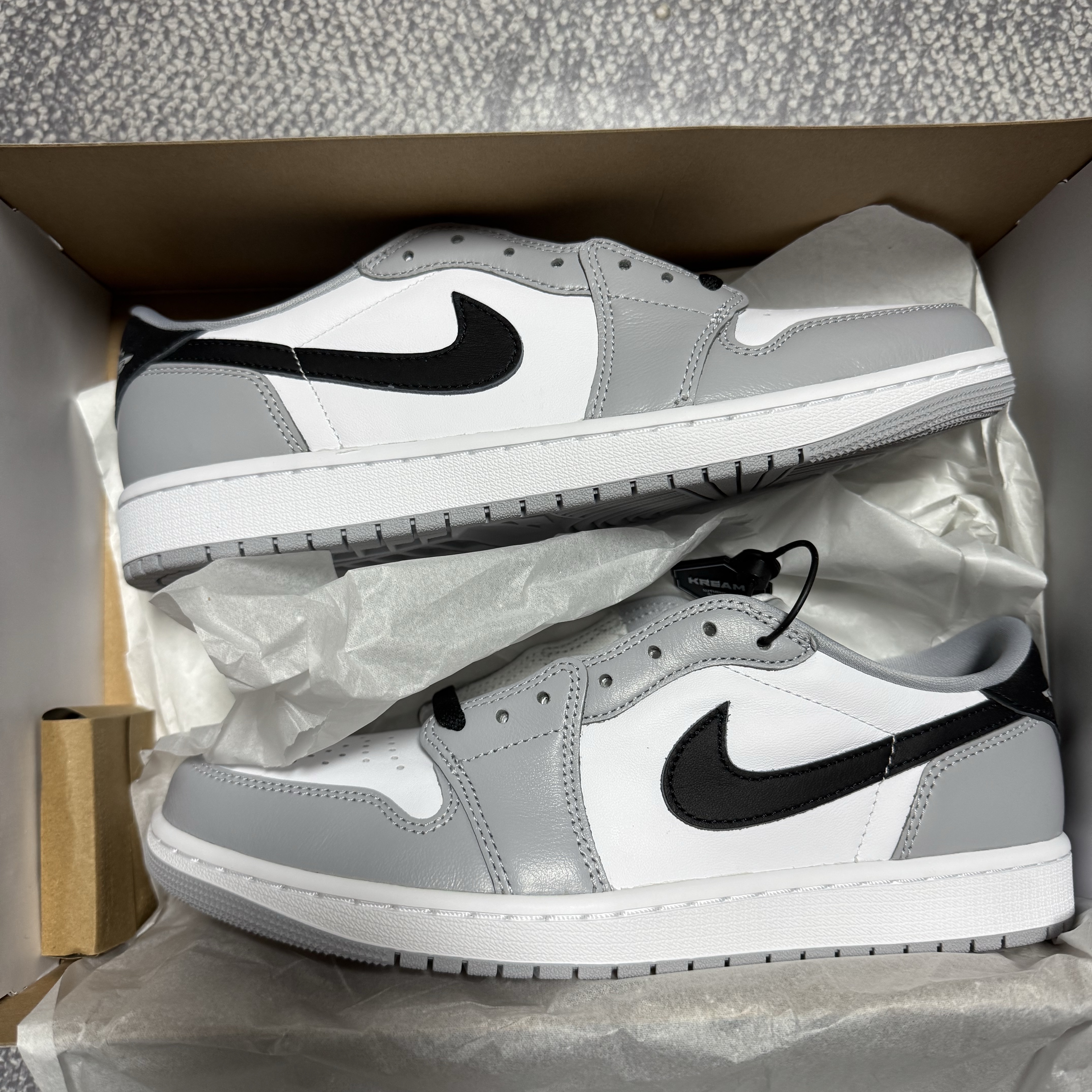 Jordan 1 Retro Low OG Wolf Grey and White 착용 스타일