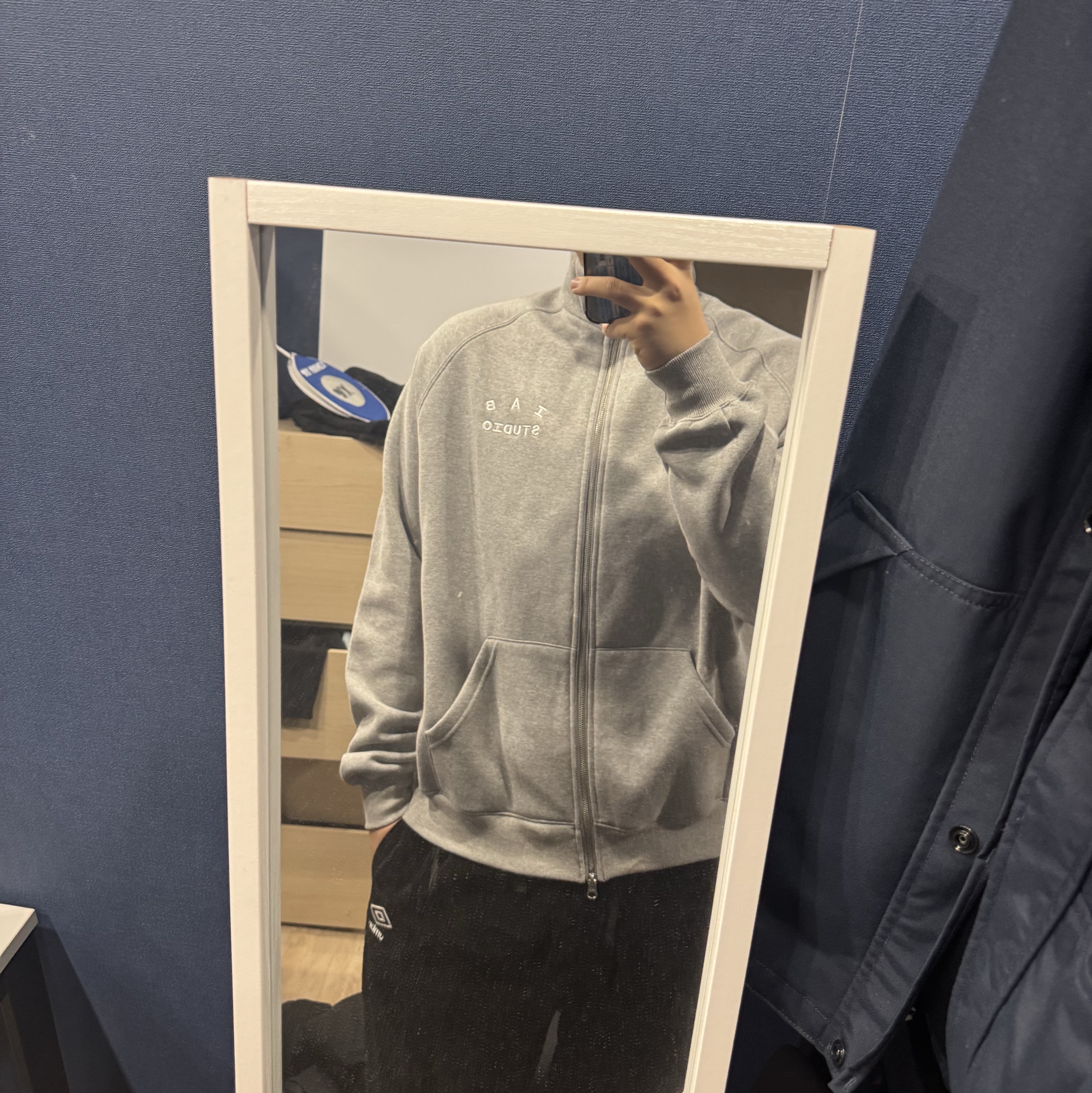 IAB Studio 2Way Full Zip-Up Gray White 착용 스타일