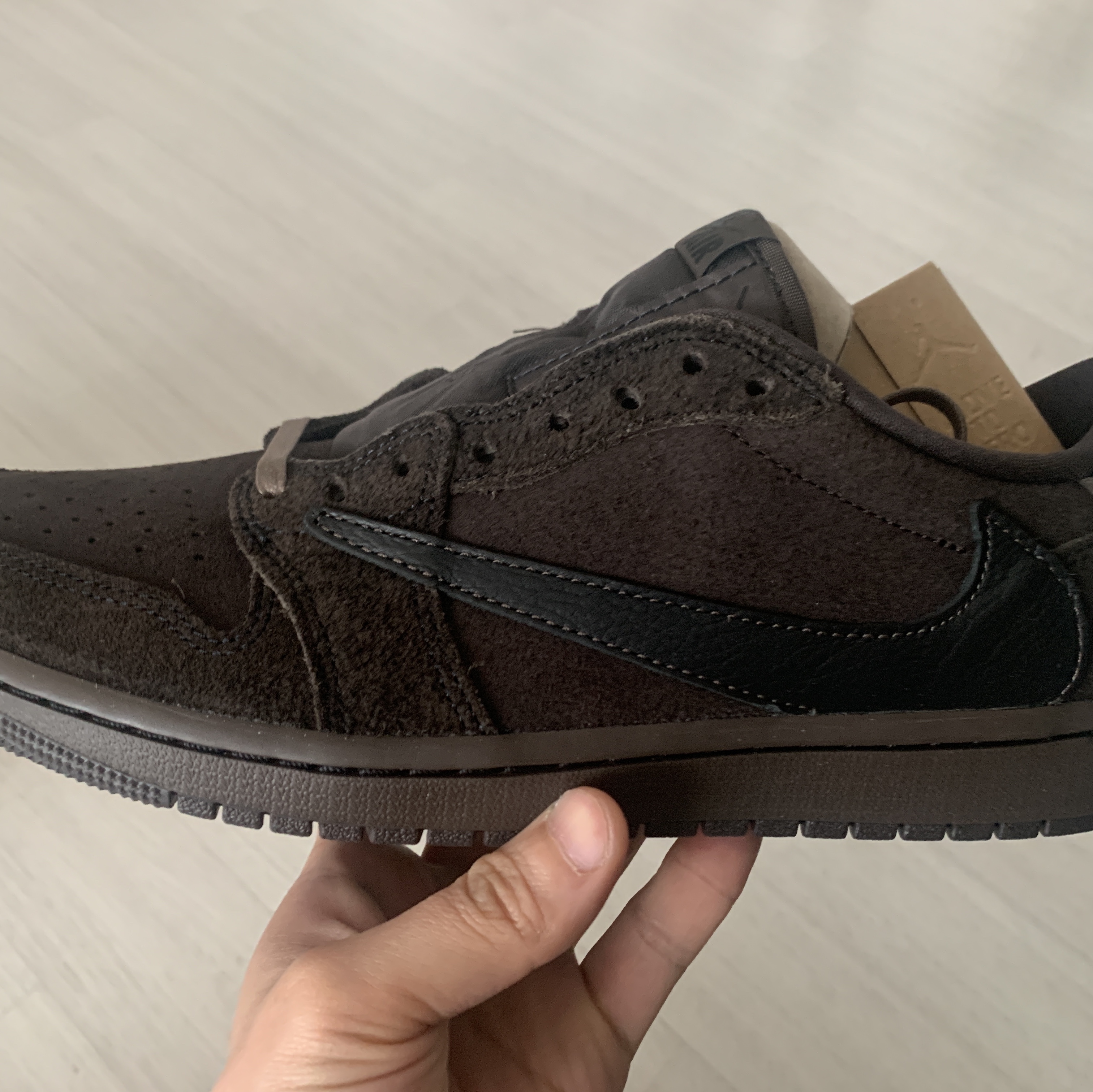 Jordan 1 x Travis Scott Retro Low OG SP Velvet Brown and Dark Mocha 착용 스타일