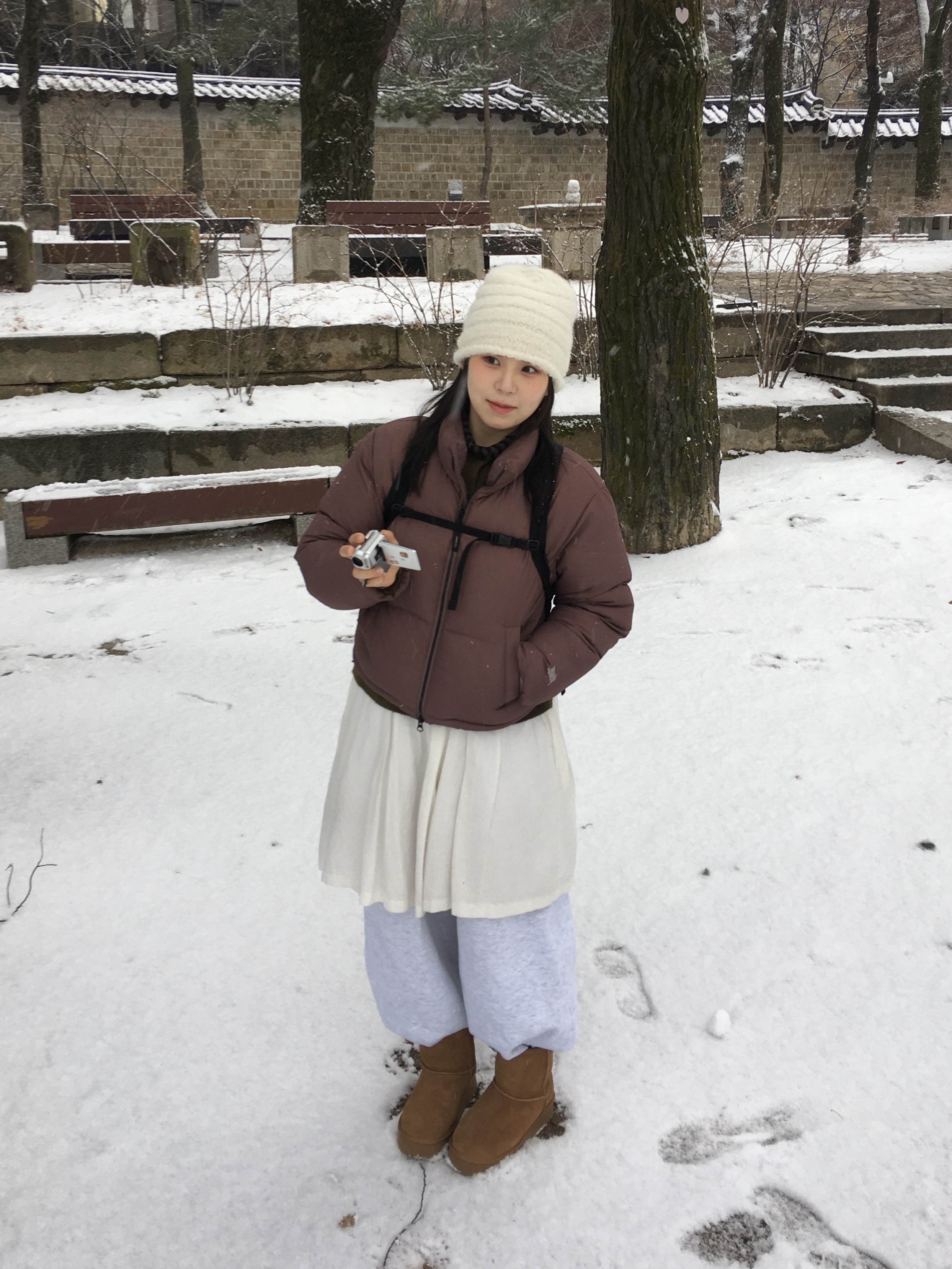 (W) UGG Classic Ultra Mini Platform Boots Chestnut, Open Yy Rolled Ridge Beanie Beige 착용 스타일 - 1