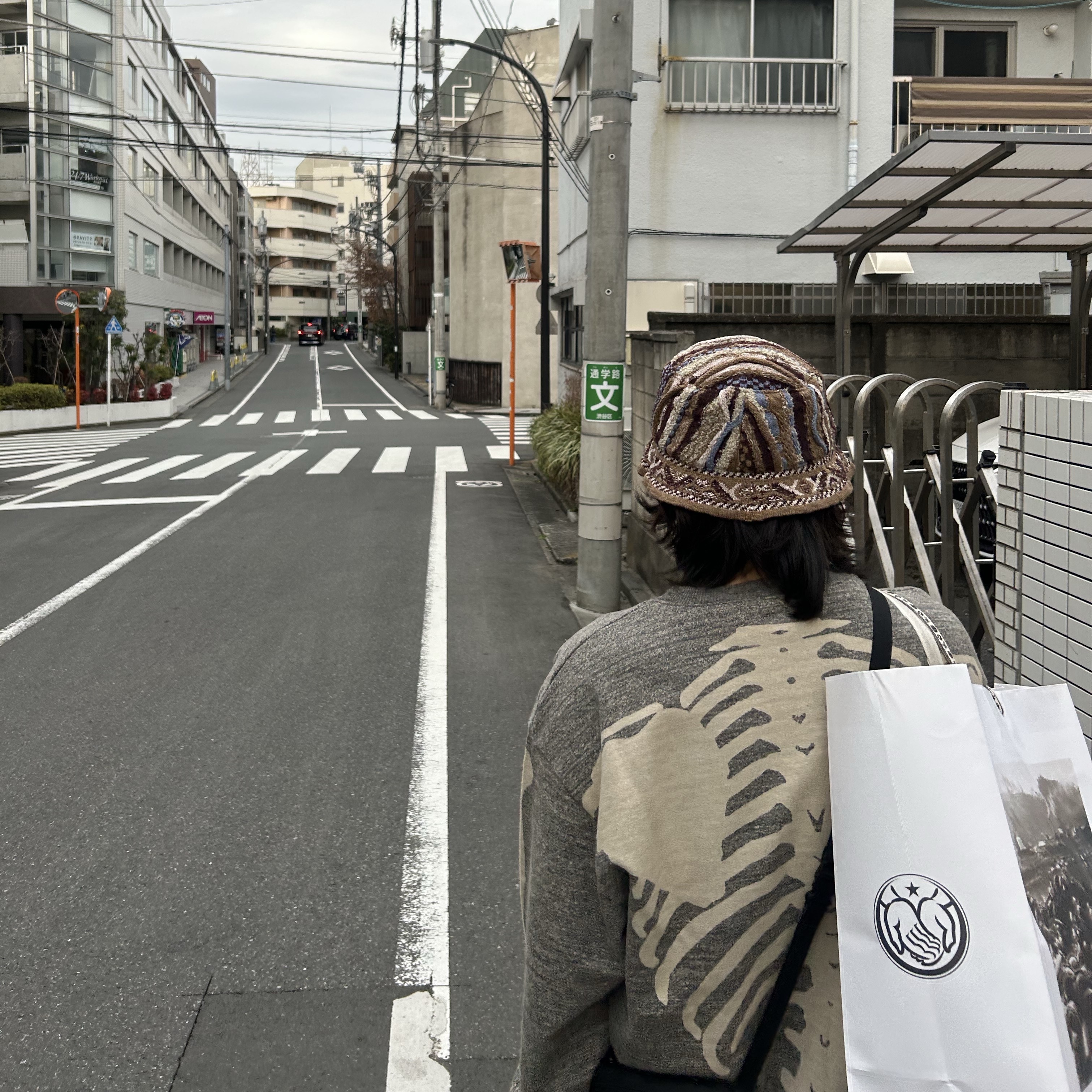 Kapital 7G Knit Gaudy Bucket Hat Gold Brown, Kapital Fleece Big Crewneck Sweat Heather Charcoal 착용 스타일
