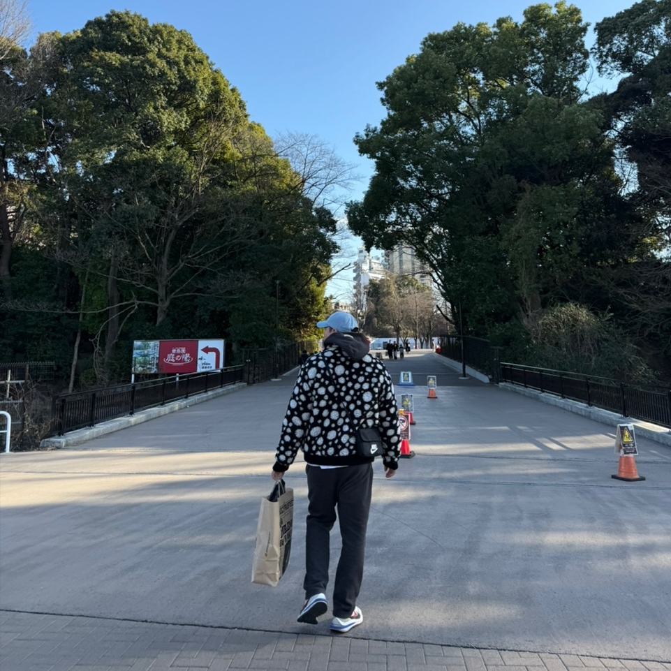 Louis Vuitton x YK Infinity Dots Fleece Blouson Black, Nike x Sacai VaporWaffle Royal Fuchsia 착용 스타일 - 2
