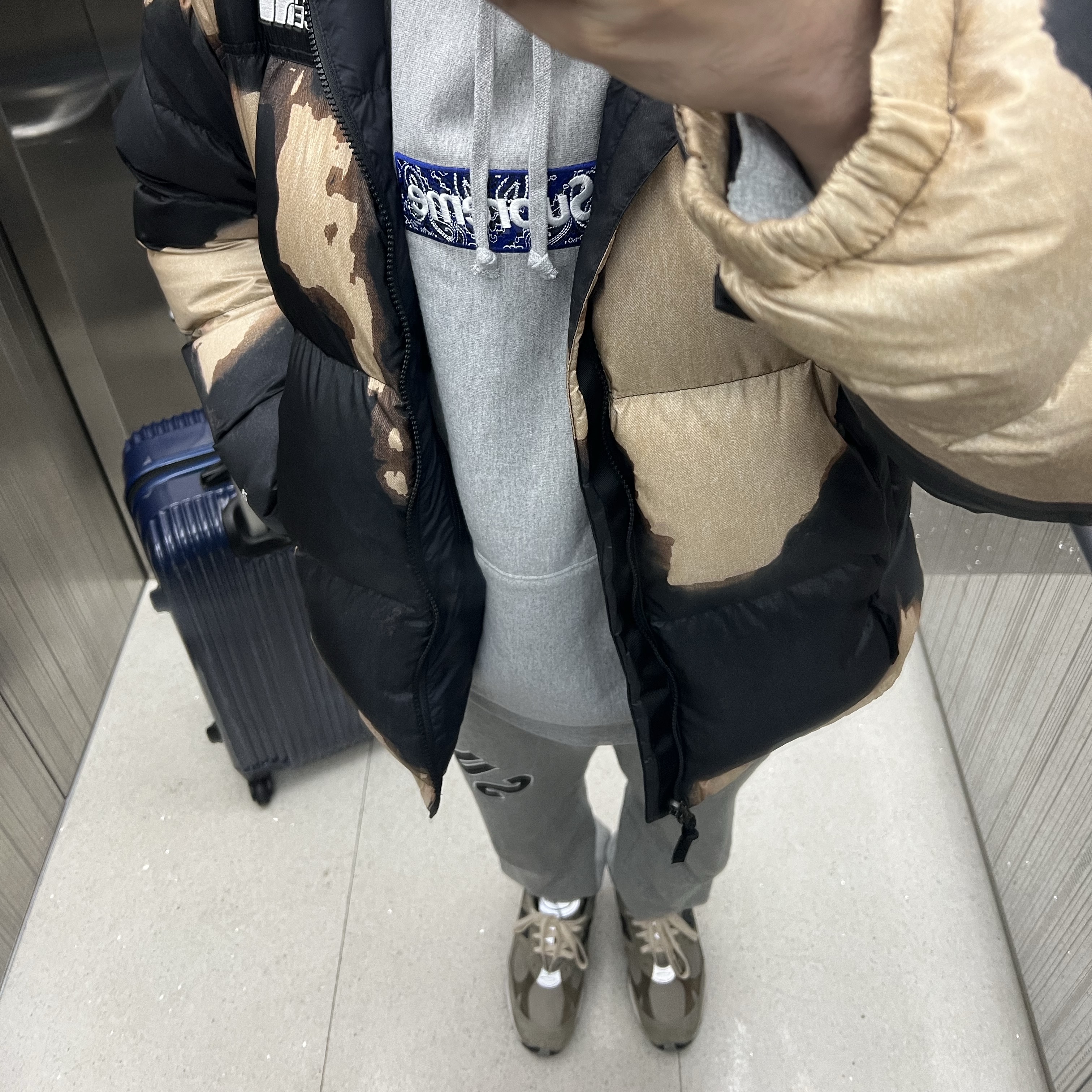 Supreme x The North Face Bleached Denim Print Nuptse Jacket Black - 21FW, Supreme Bandana Box Logo Hooded Sweatshirt Heather Grey - 19FW 착용 스타일 - 1