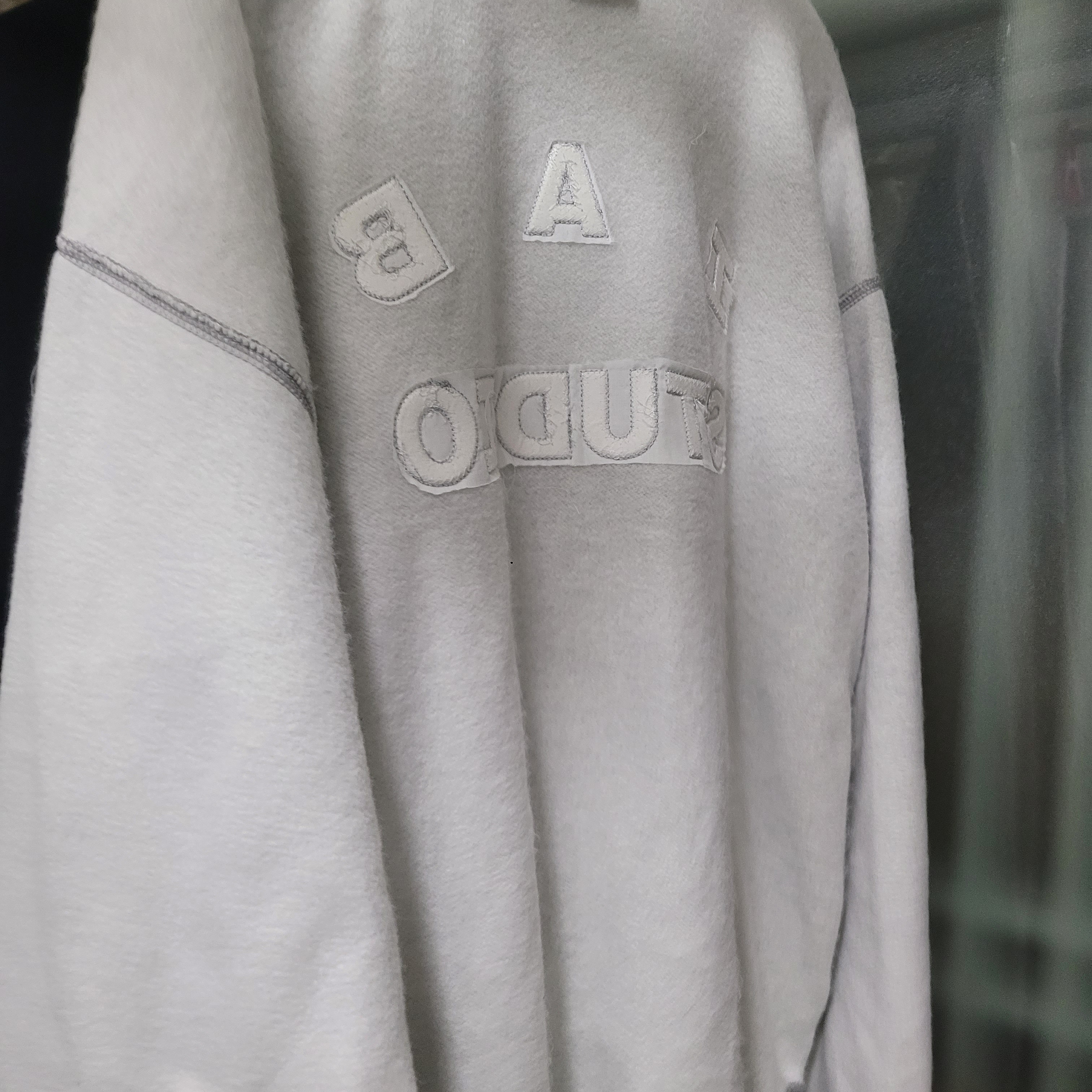 IAB Studio Embossed Sweatshirt Gray 착용 스타일