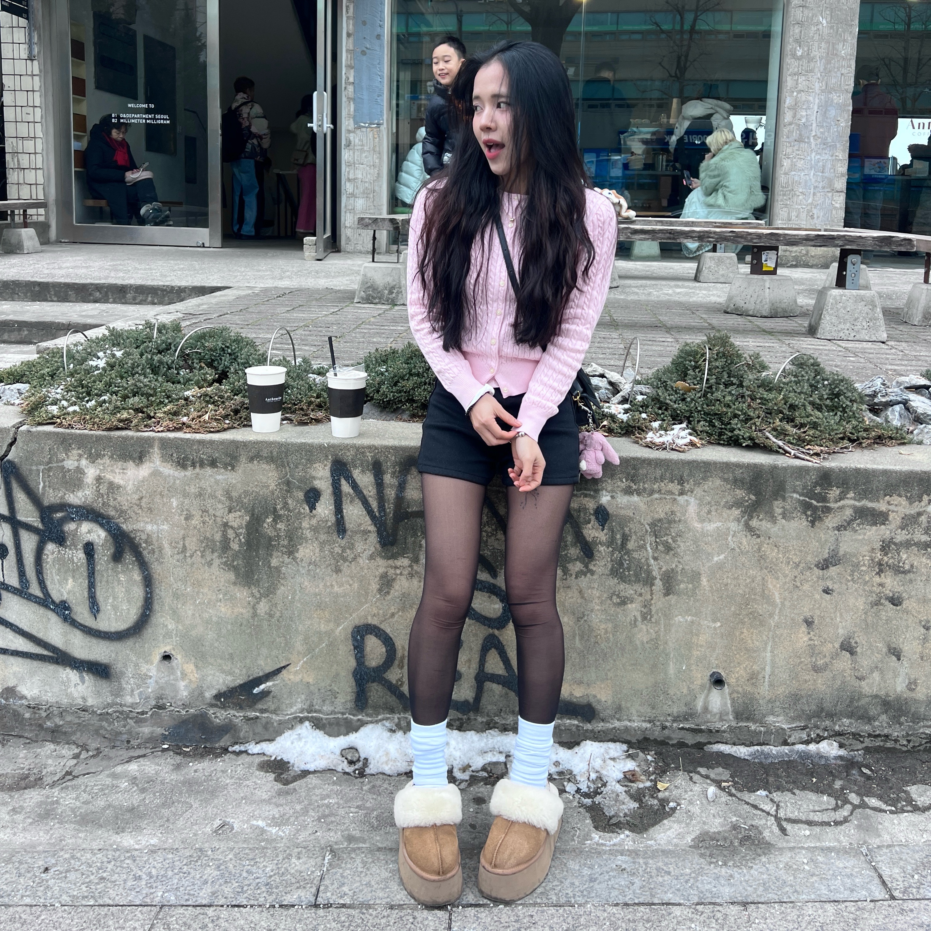 [30% 적립] Polo Ralph Lauren Children Mini Cable Cotton Cardigan Hunter Navy, Jacquemus Le Chiquito Signature Leather Mini Handbag Black 착용 스타일 - 2
