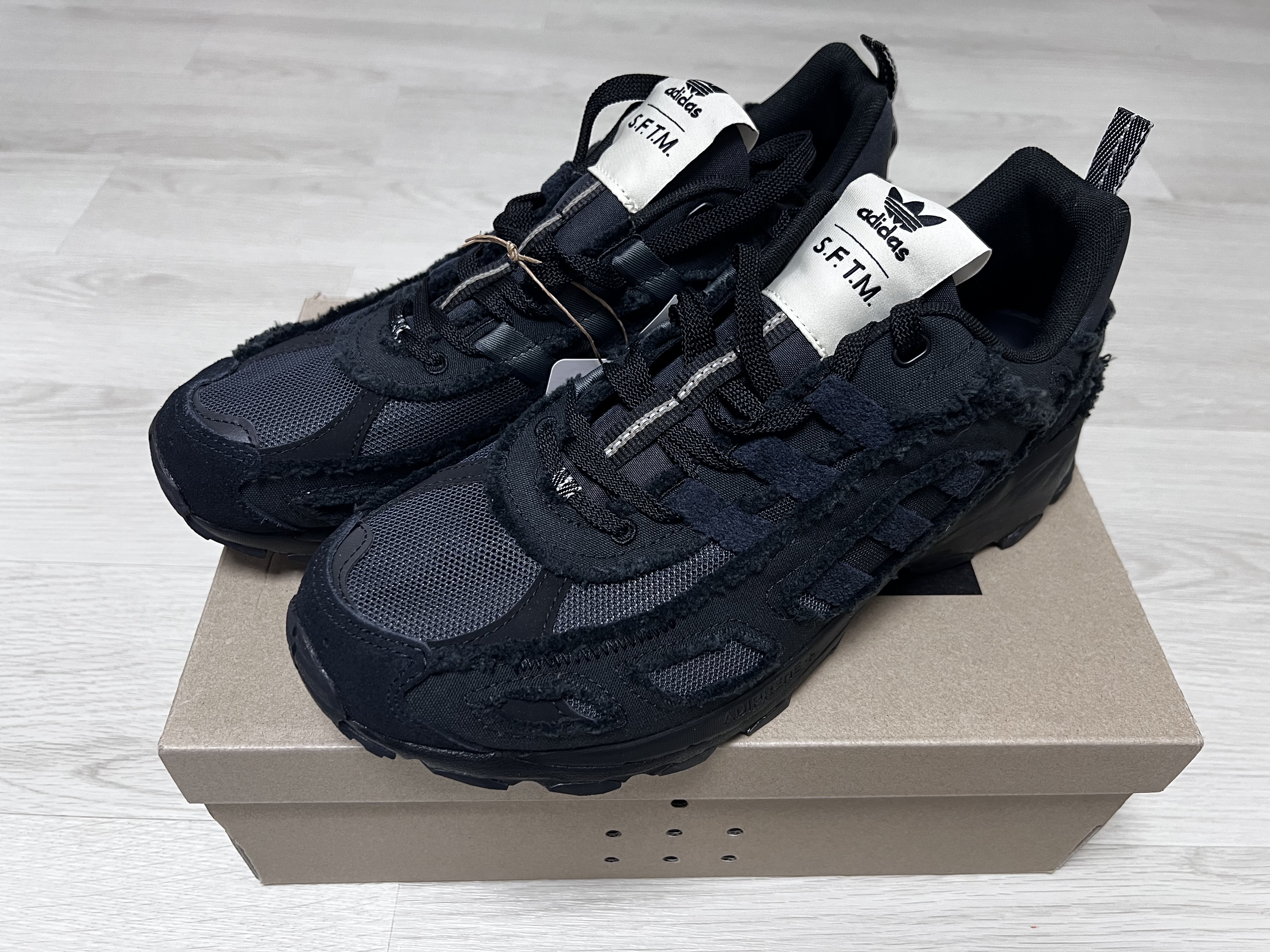 Adidas x Song for the Mute Shadowturf Core Black Night Grey 착용 스타일