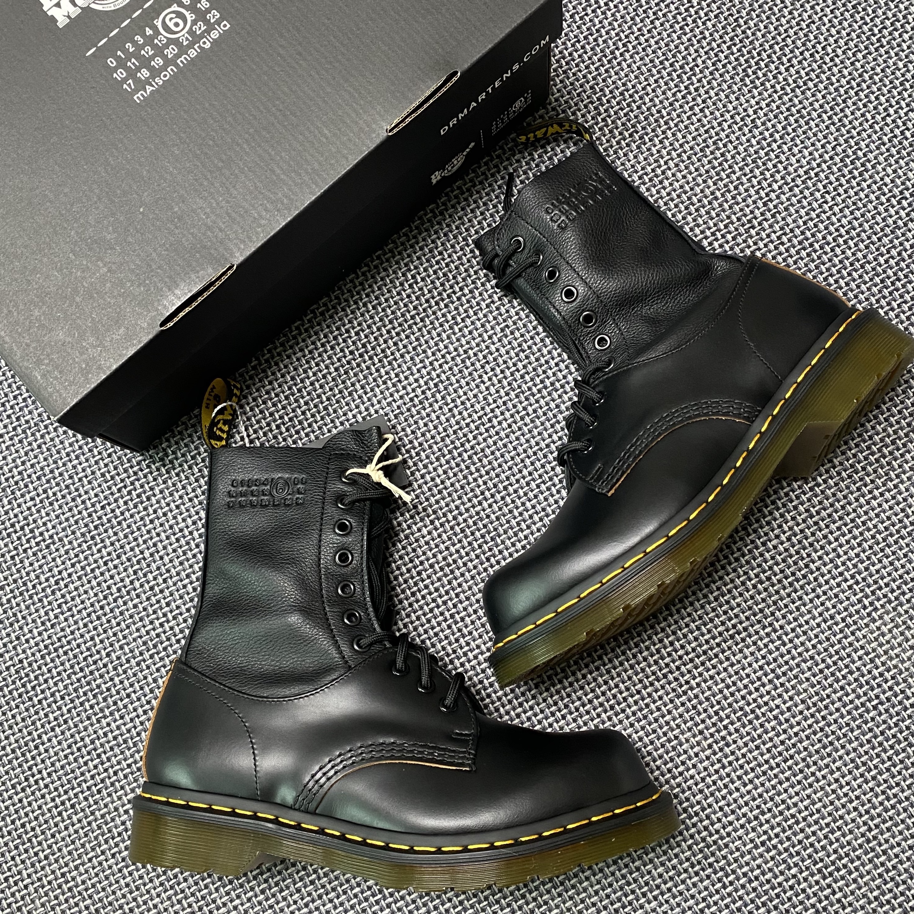Dr. Martens x MM6 Maison Margiela 1490/1461 Twist Vintage Smooth Virginia Black 착용 스타일