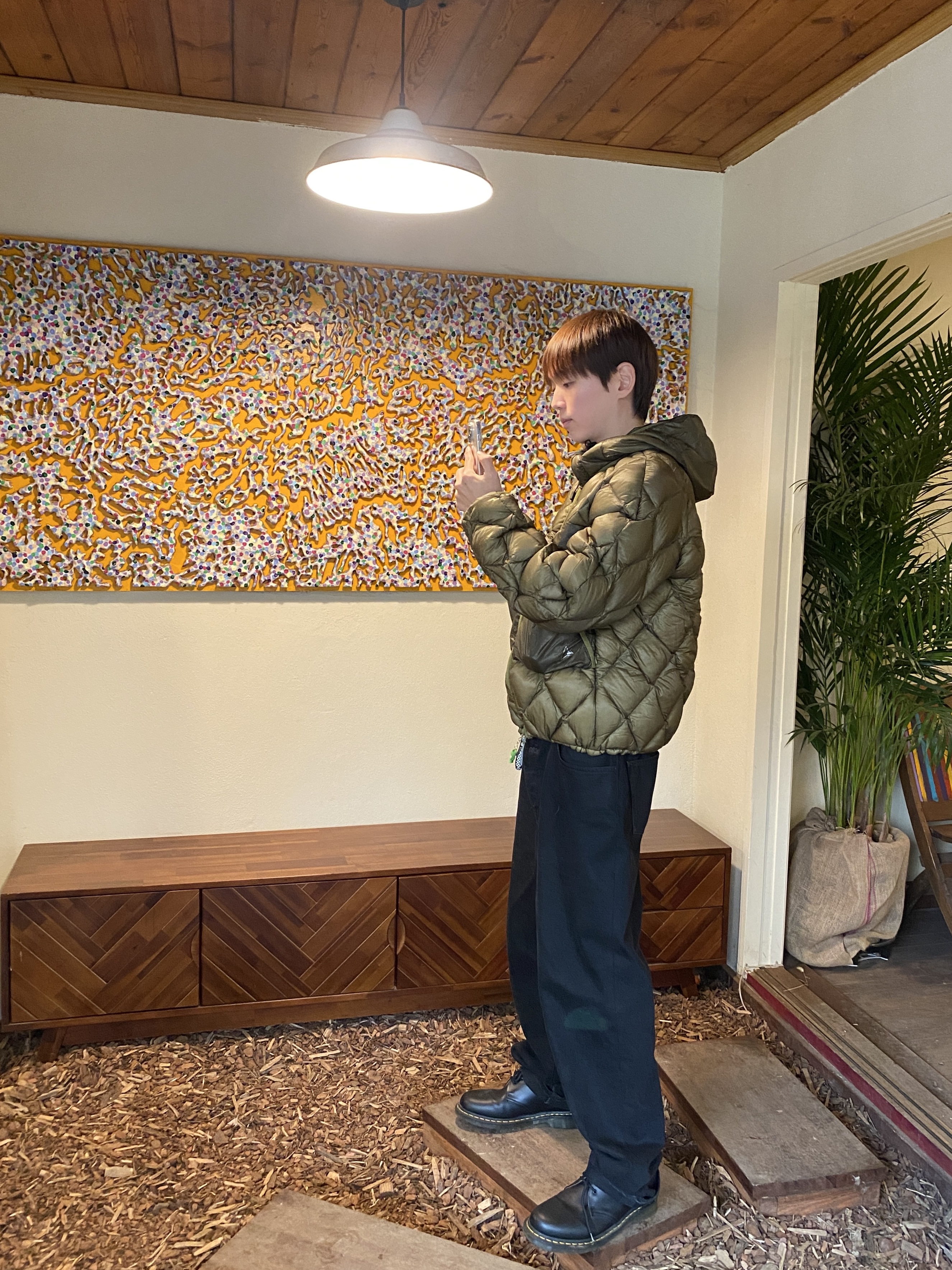 Roa Light Down Jacket Olive Branch, Dr. Martens 1461 Smooth Black 착용 스타일 - 1