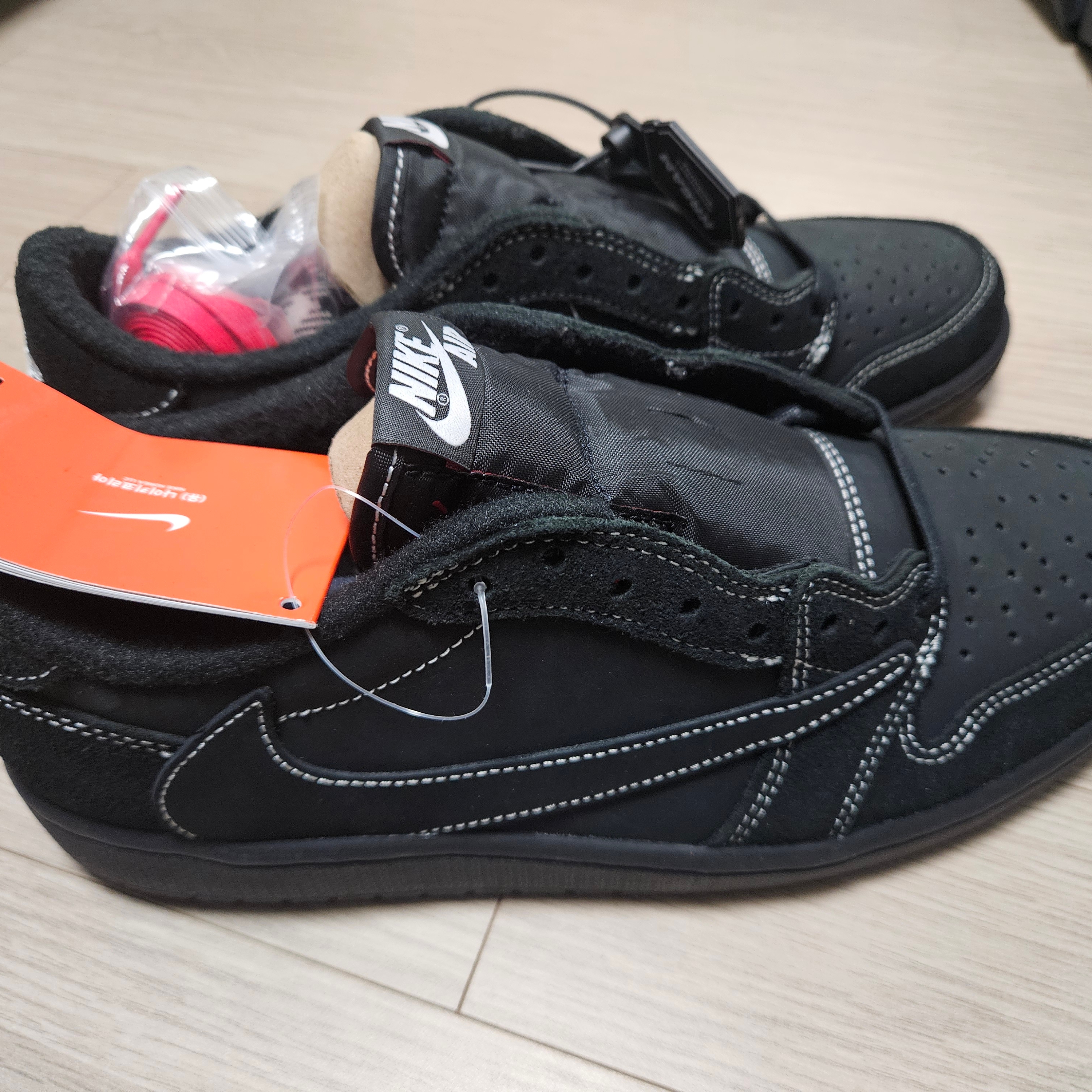 Jordan 1 x Travis Scott Retro Low OG SP Black Phantom 착용 스타일
