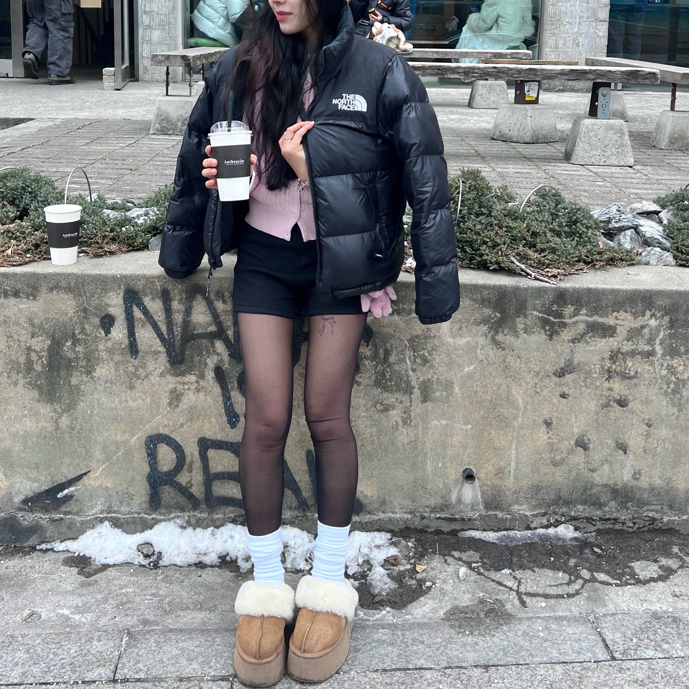 [30% 적립] Polo Ralph Lauren Children Mini Cable Cotton Cardigan Hunter Navy, Jacquemus Le Chiquito Signature Leather Mini Handbag Black 착용 스타일 - 4