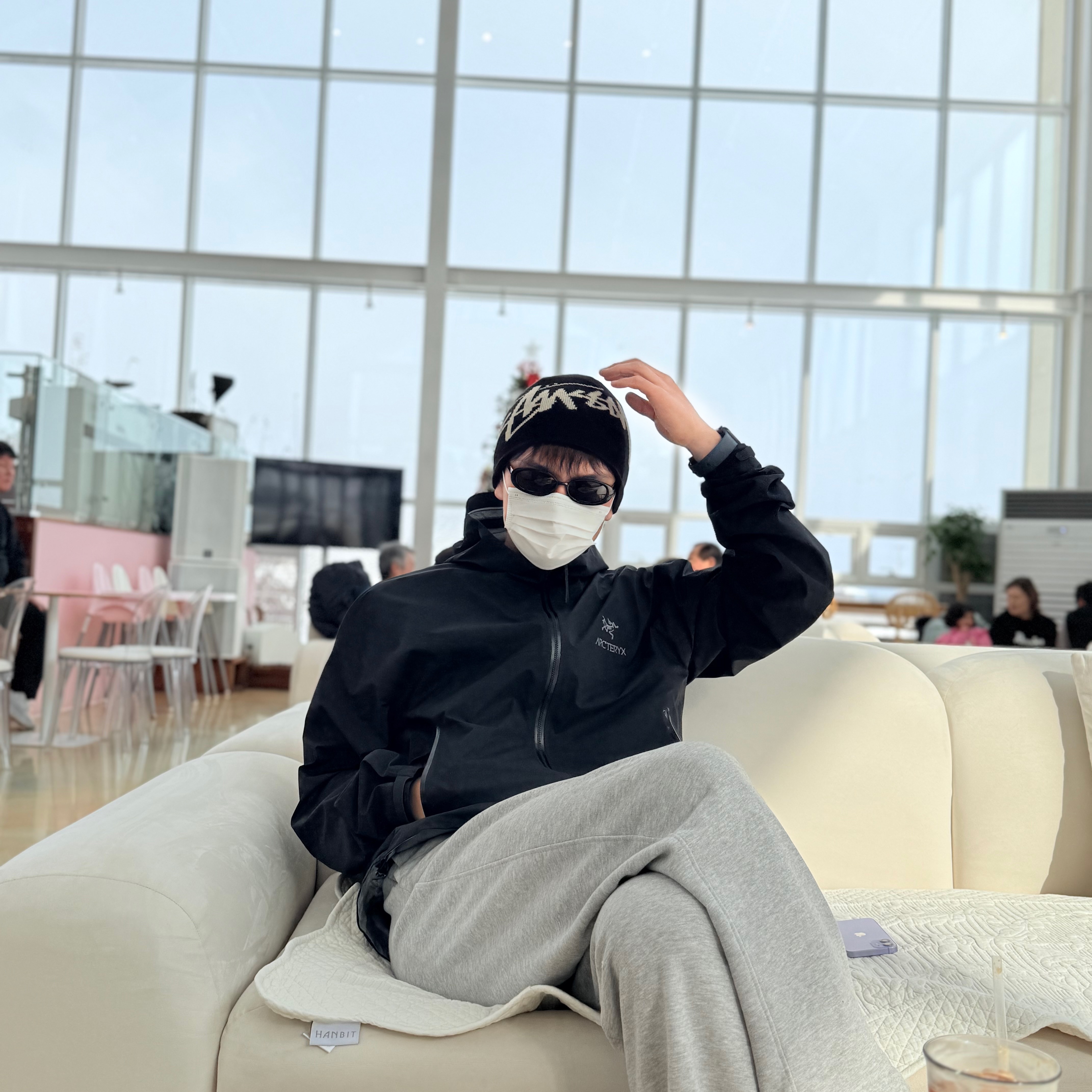 Arc'teryx Beta Jacket Black, Stussy Brushed Out Stock Skullcap Beanie Black 착용 스타일 - 2