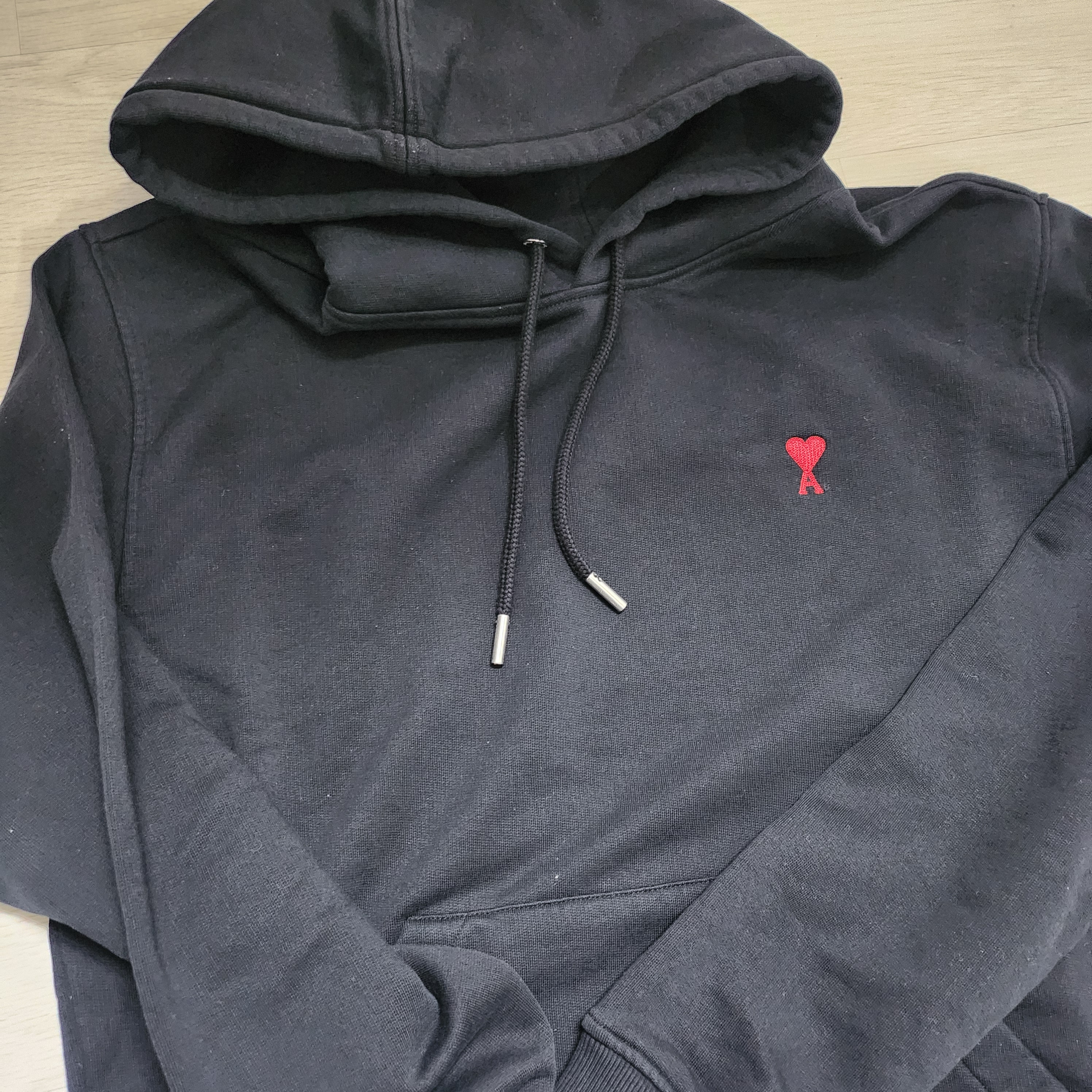 AMI de Coeur Loopback Oragnic Cotton Fleece Hoodie Black 착용 스타일