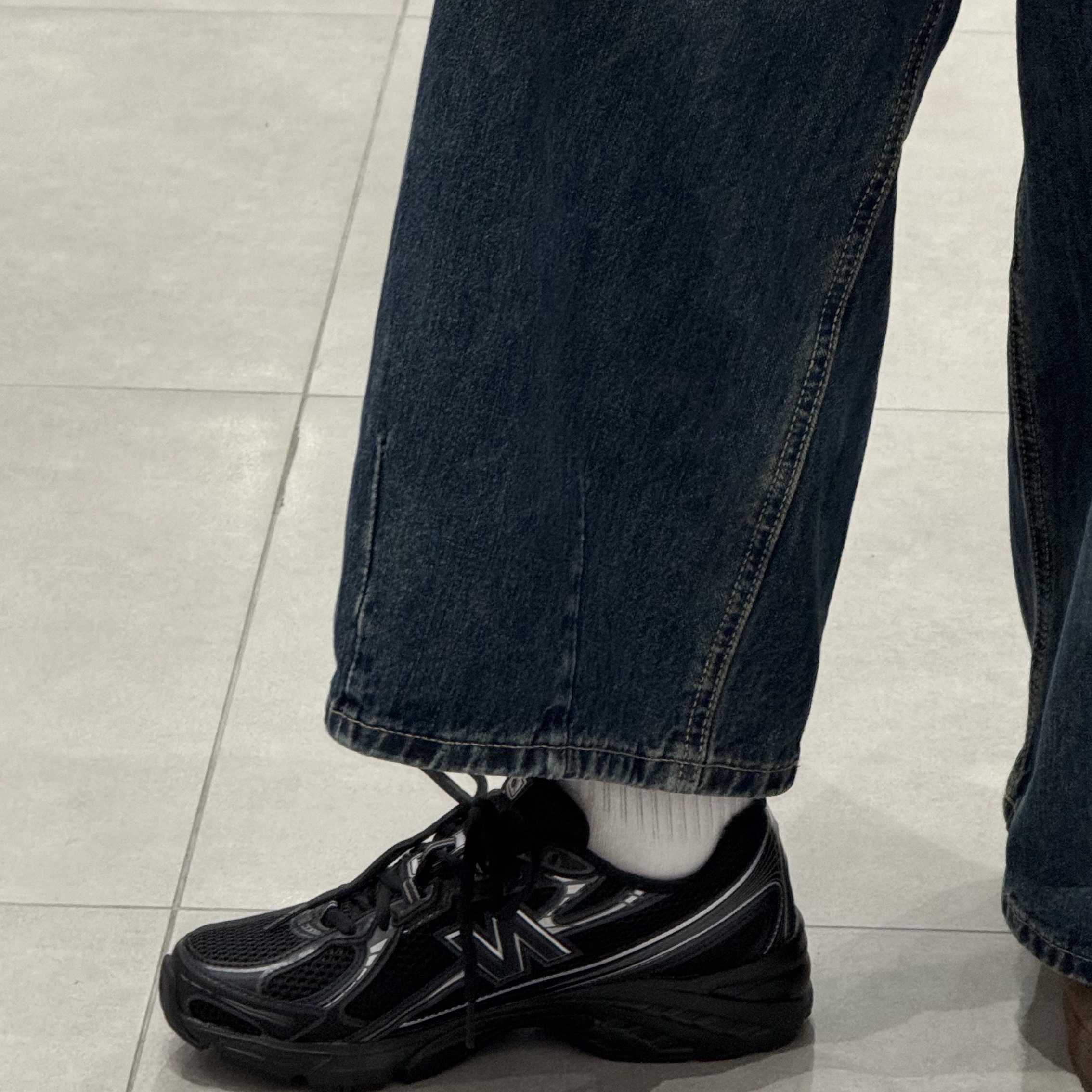 New Balance 740v2 Black Silver Metallic 착용 스타일 - 3