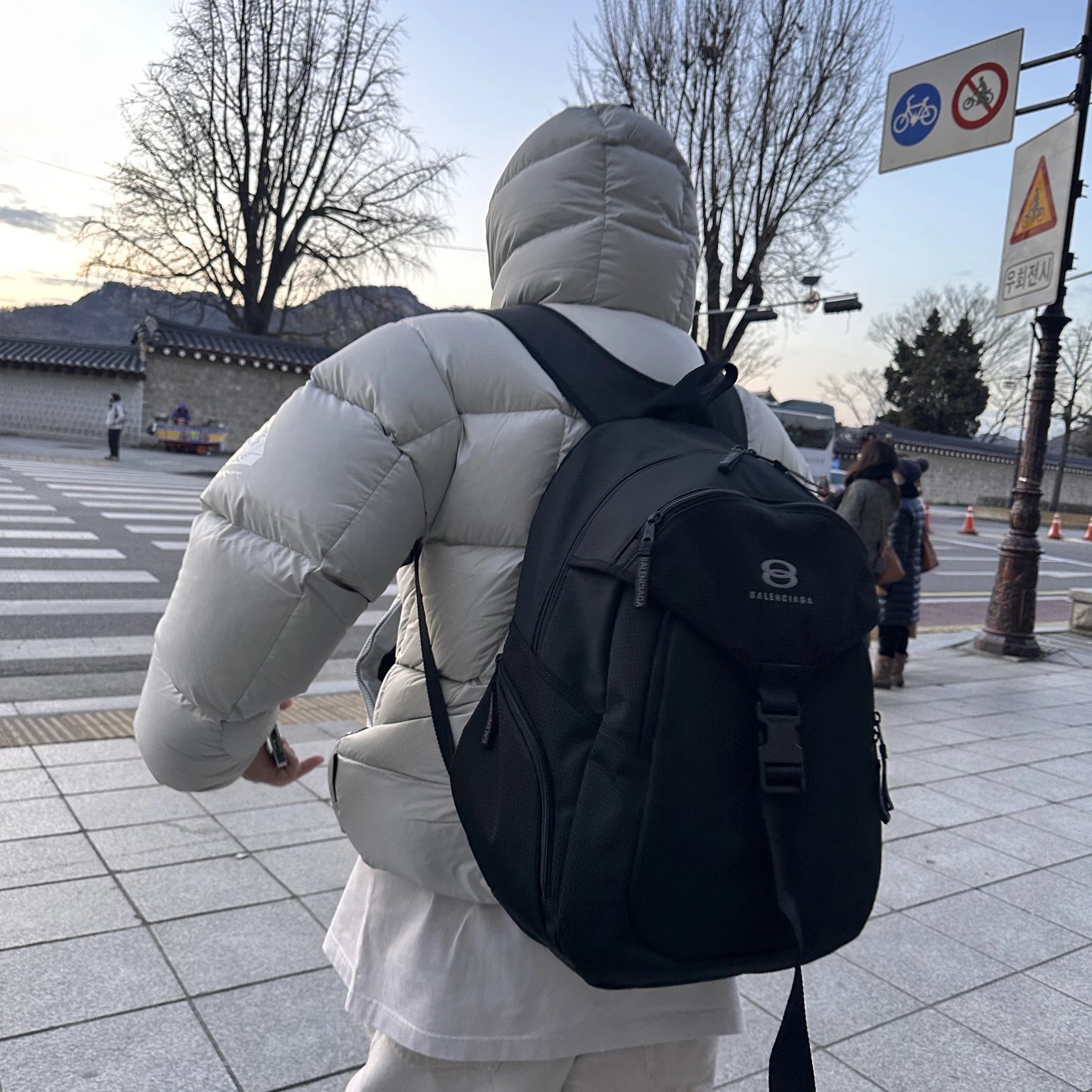 Palace Pertex Opaque Balaclava Puffa Concrete Grey - 24FW, Balenciaga Unity Large Backpack Black 착용 스타일 - 2