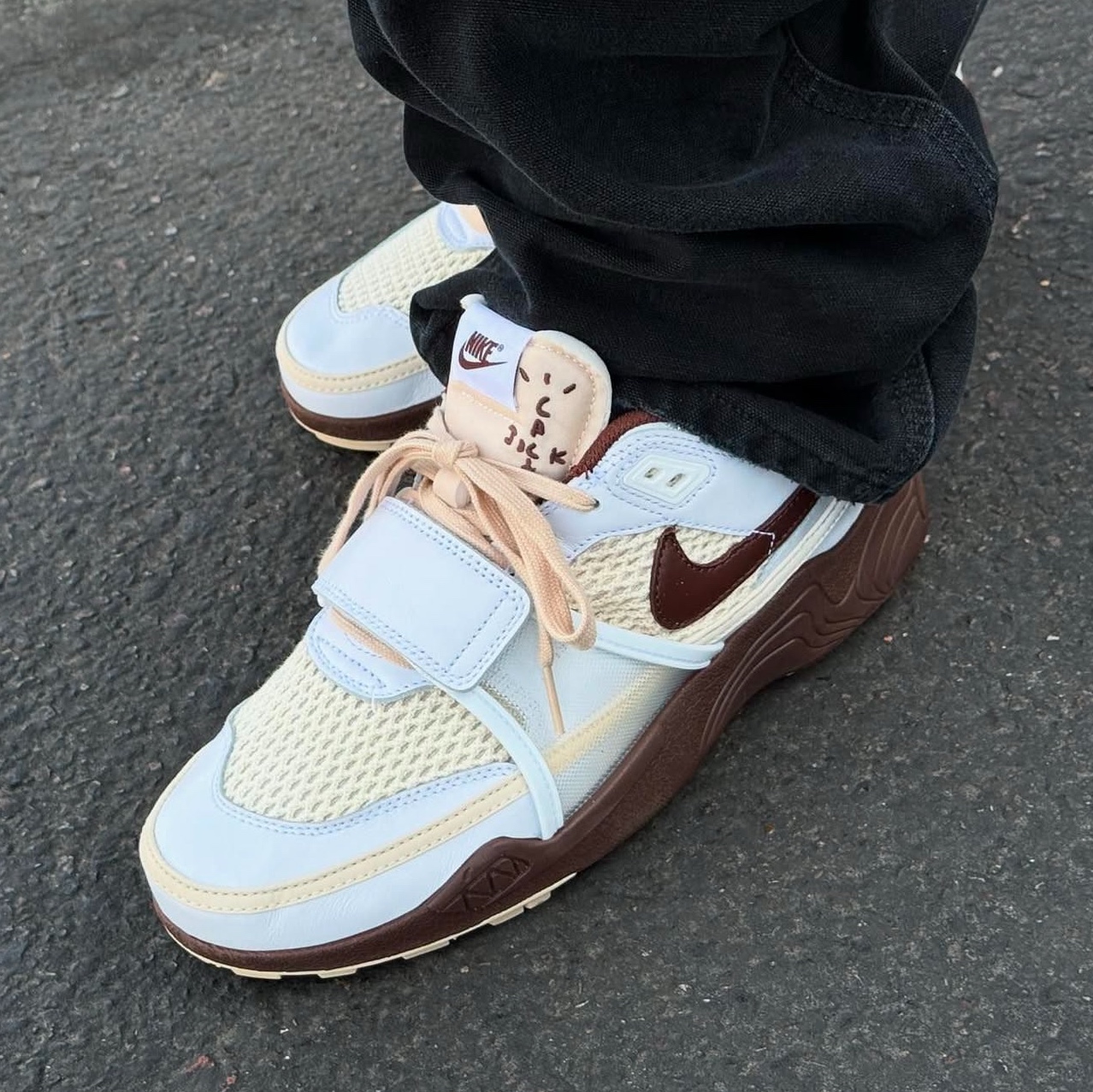 Nike x Travis Scott Zoom Field Jaxx White and Light Chocolate 착용 스타일 - 1