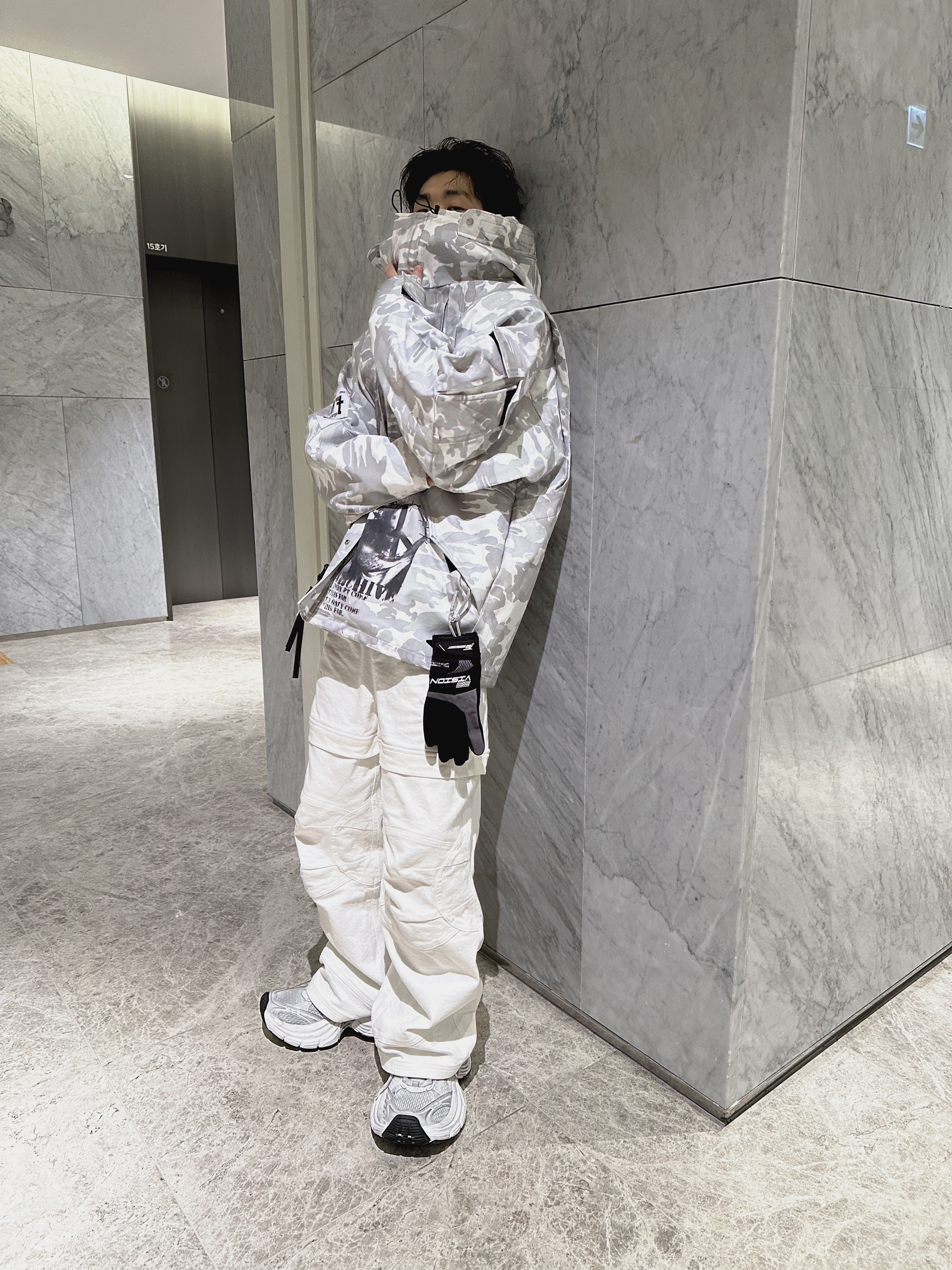 Balenciaga 10XL Sneakers White Grey Silver Black 착용 스타일 - 4