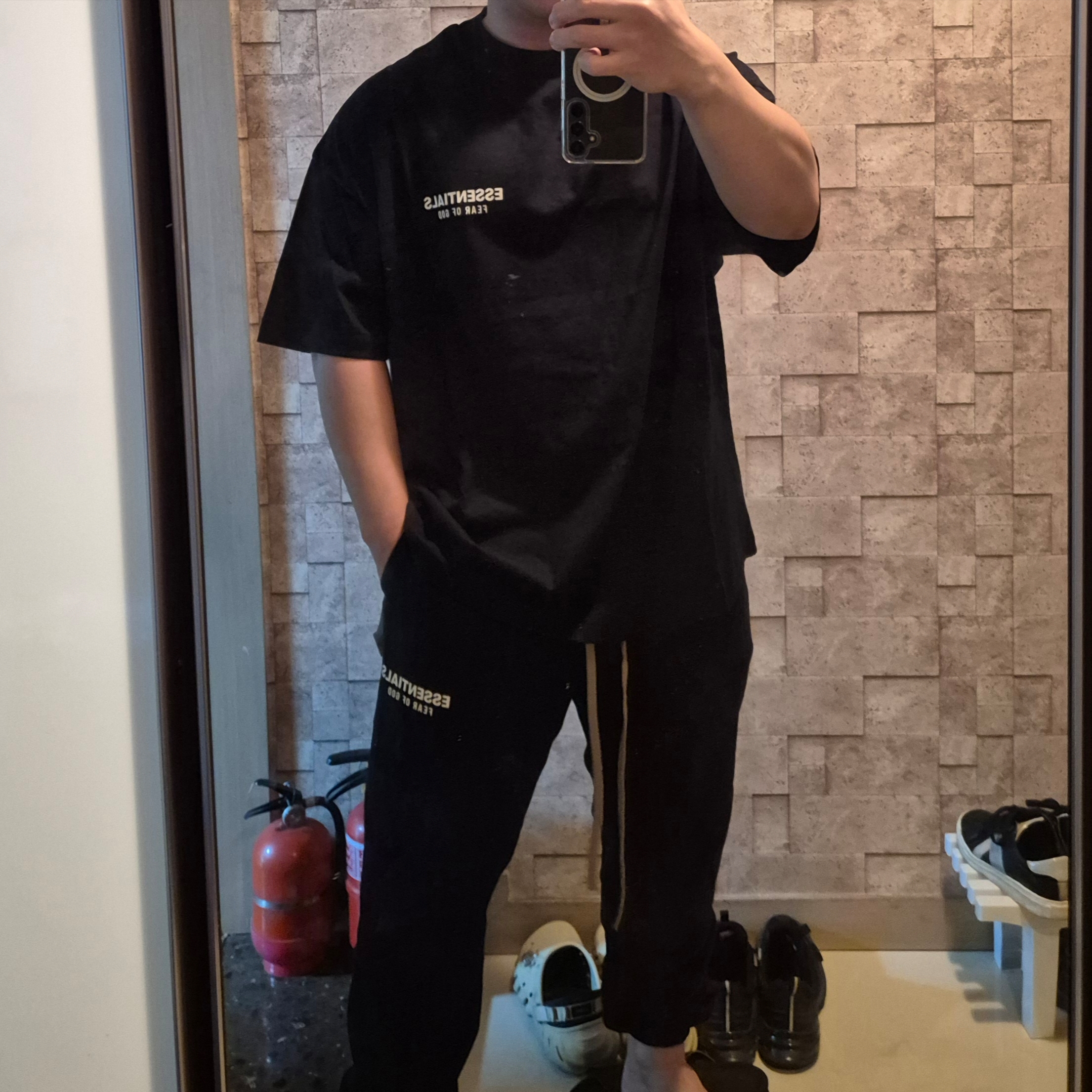 Essentials Jersey Crewneck T-Shirt Black - 24FW, Essentials Fleece Essential Sweatpant Black - 24FW 착용 스타일