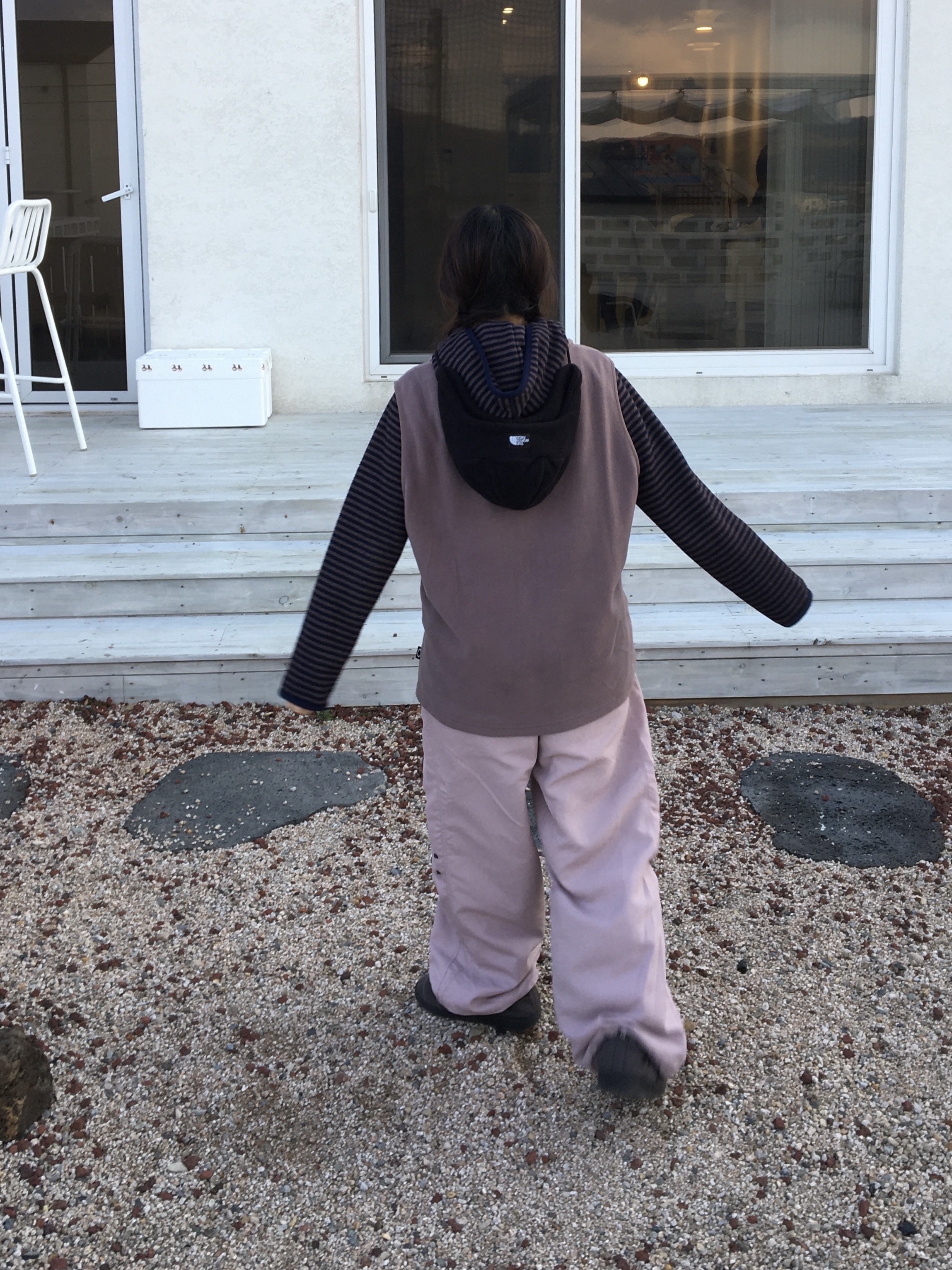 Subu x Coyseio Angel Wing Padding Shoes Charcoal, The North Face Fleece Earmuff Beanie Black 착용 스타일 - 2