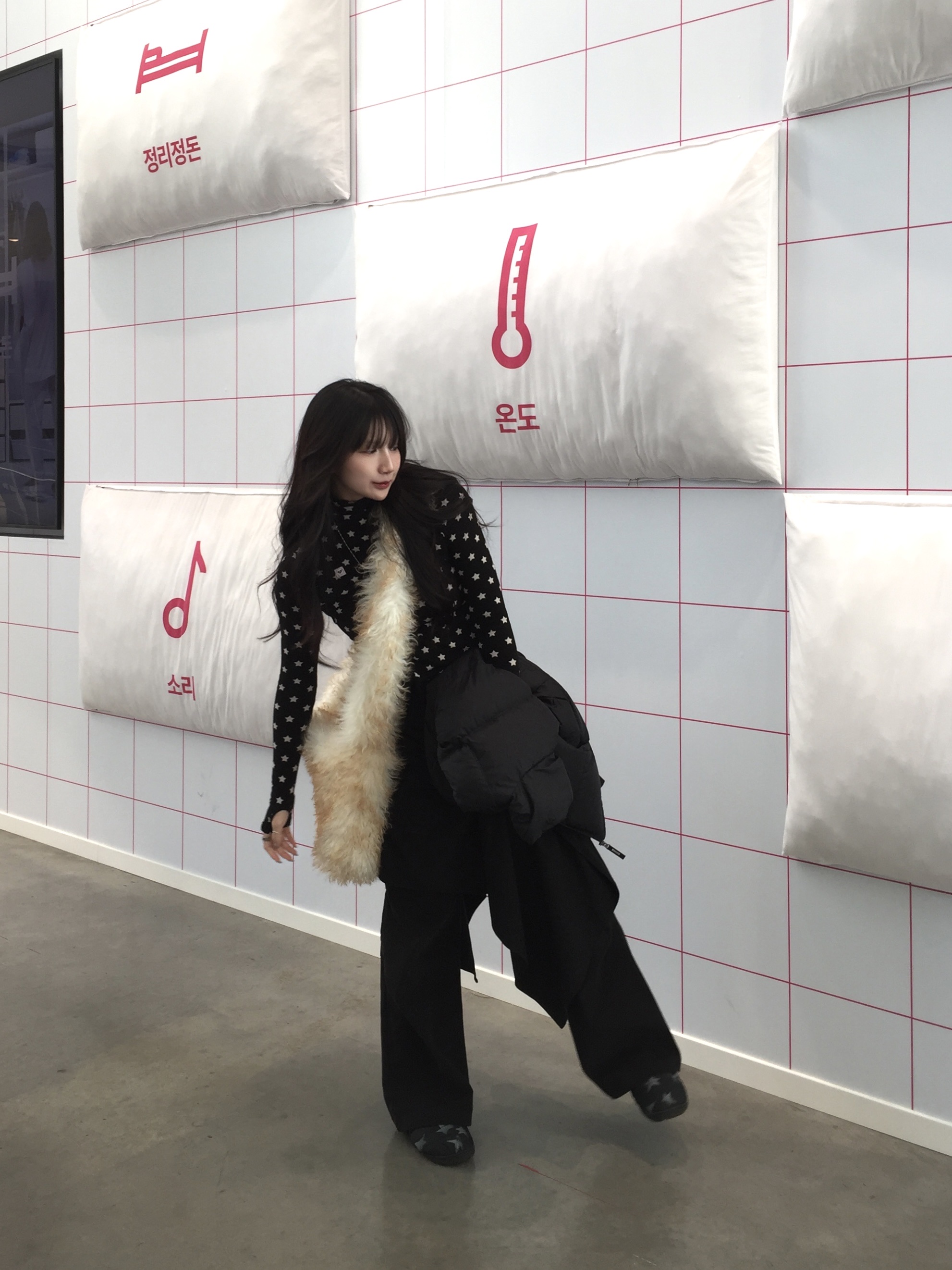 Matin Kim Big Logo Point Down Vest Black, Subu Down Sandal Exclusive Star 착용 스타일 - 2