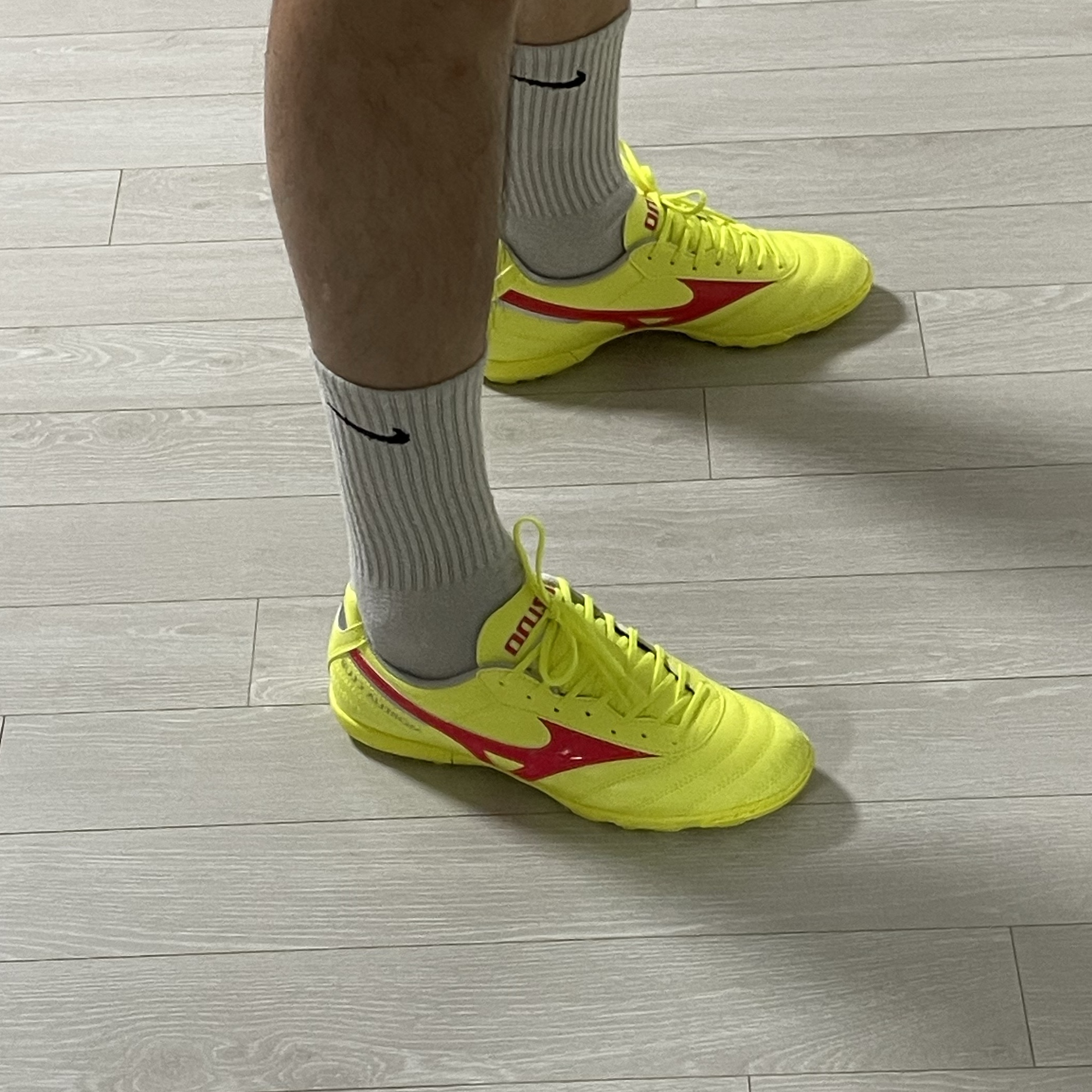 Mizuno Morelia Sala Elite TF Safety Yellow Fiery Coral 2 착용 스타일